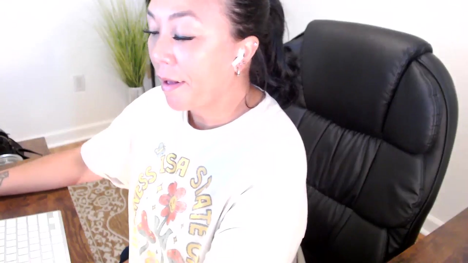 Gallery image thumbnail from MickaylaStar's myfreecams stream on, 05/21/2025, 16:50 image 7 of 20