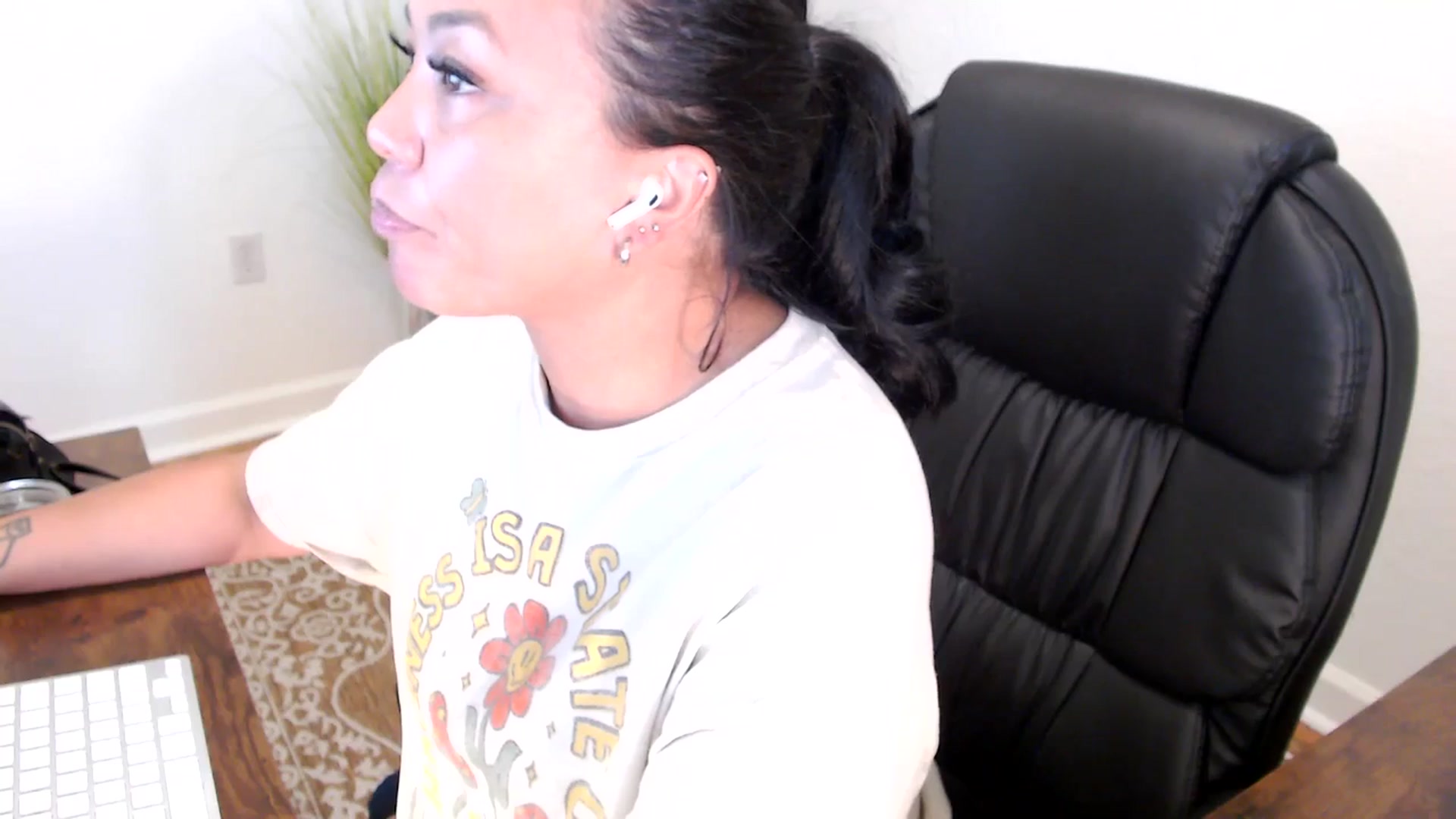 Gallery image thumbnail from MickaylaStar's myfreecams stream on, 05/21/2025, 16:50 image 3 of 20