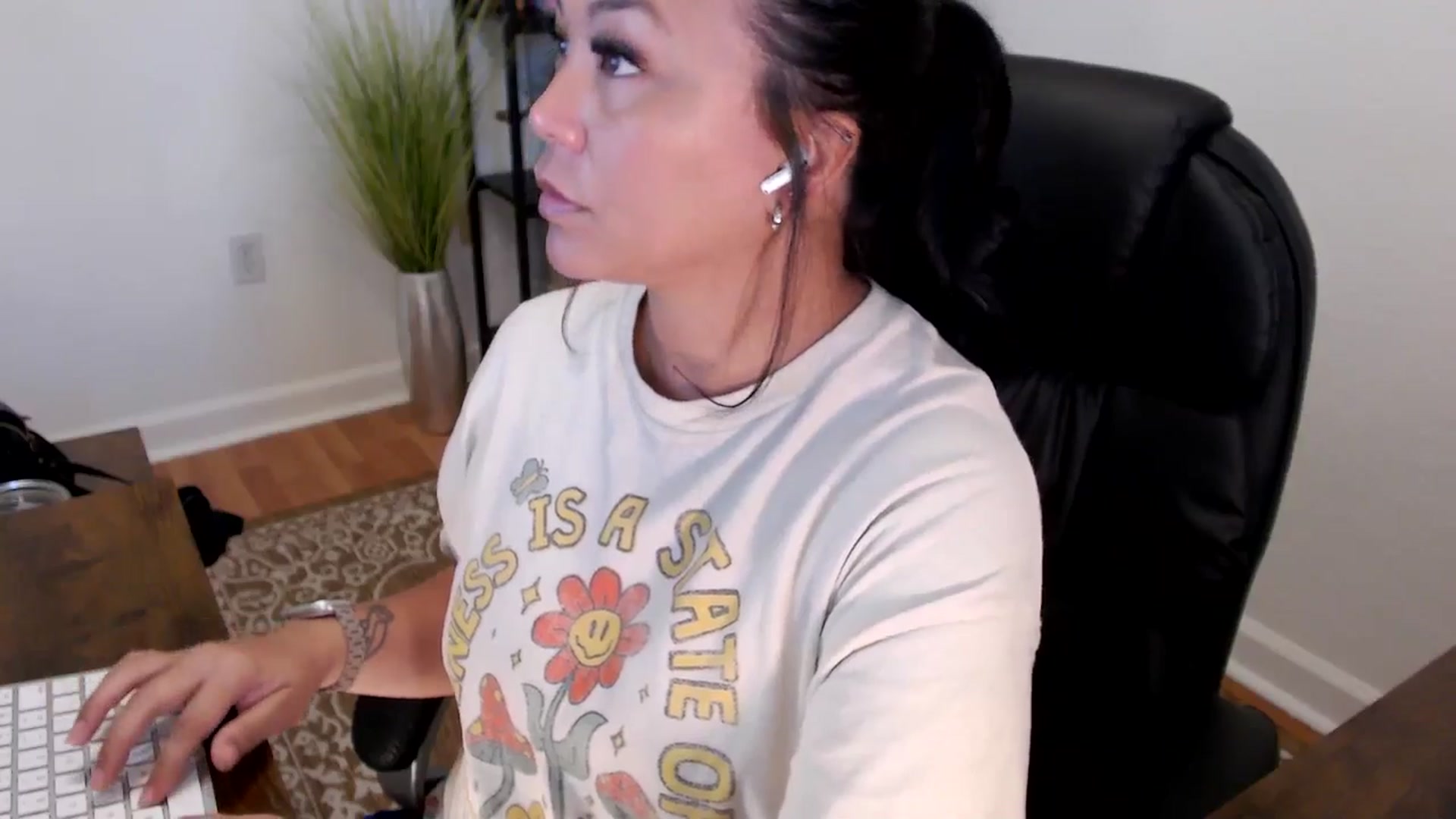 Gallery image thumbnail from MickaylaStar's myfreecams stream on, 05/21/2025, 16:50 image 20 of 20