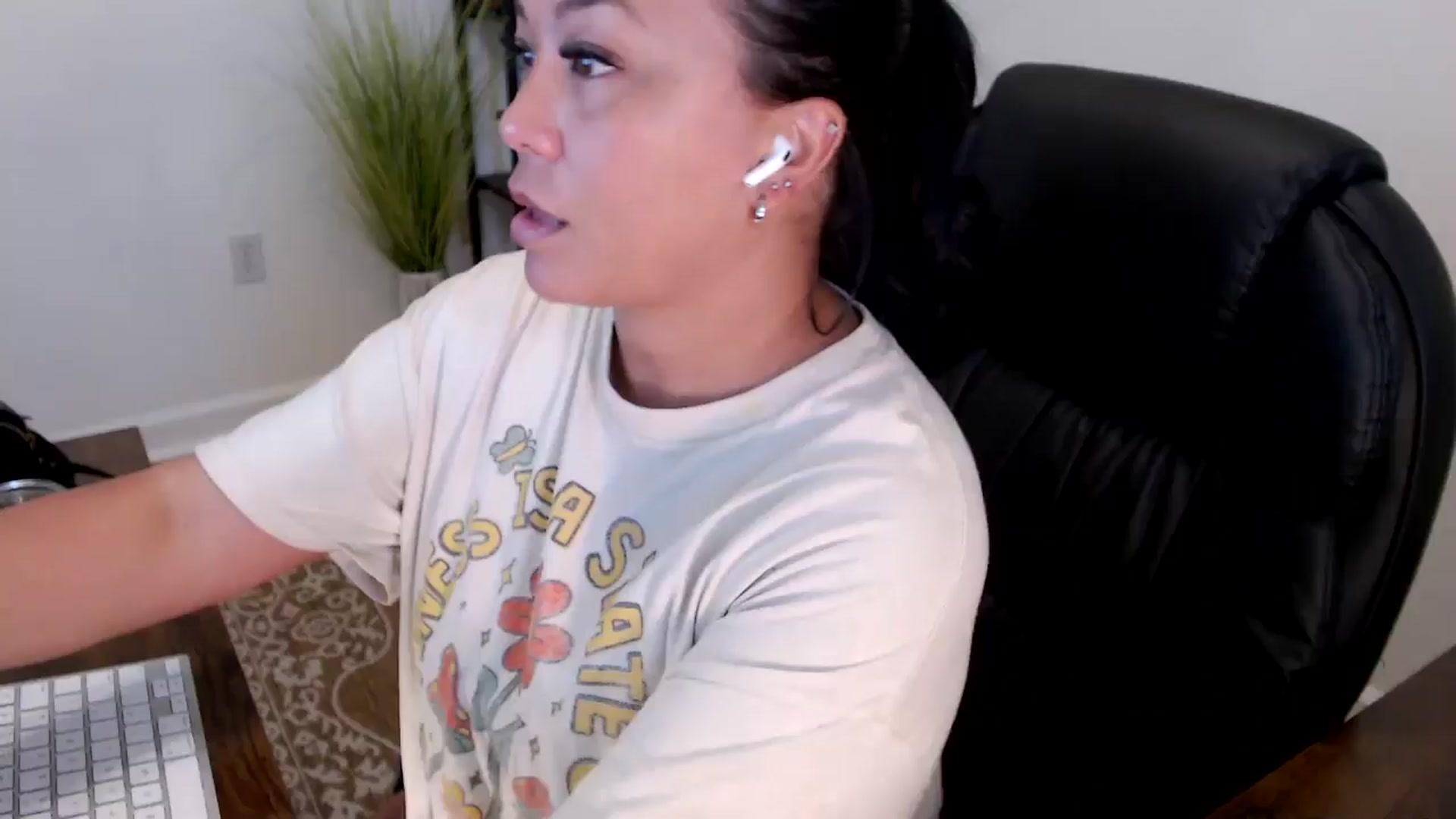 Gallery image thumbnail from MickaylaStar's myfreecams stream on, 05/21/2025, 16:50 image 9 of 20