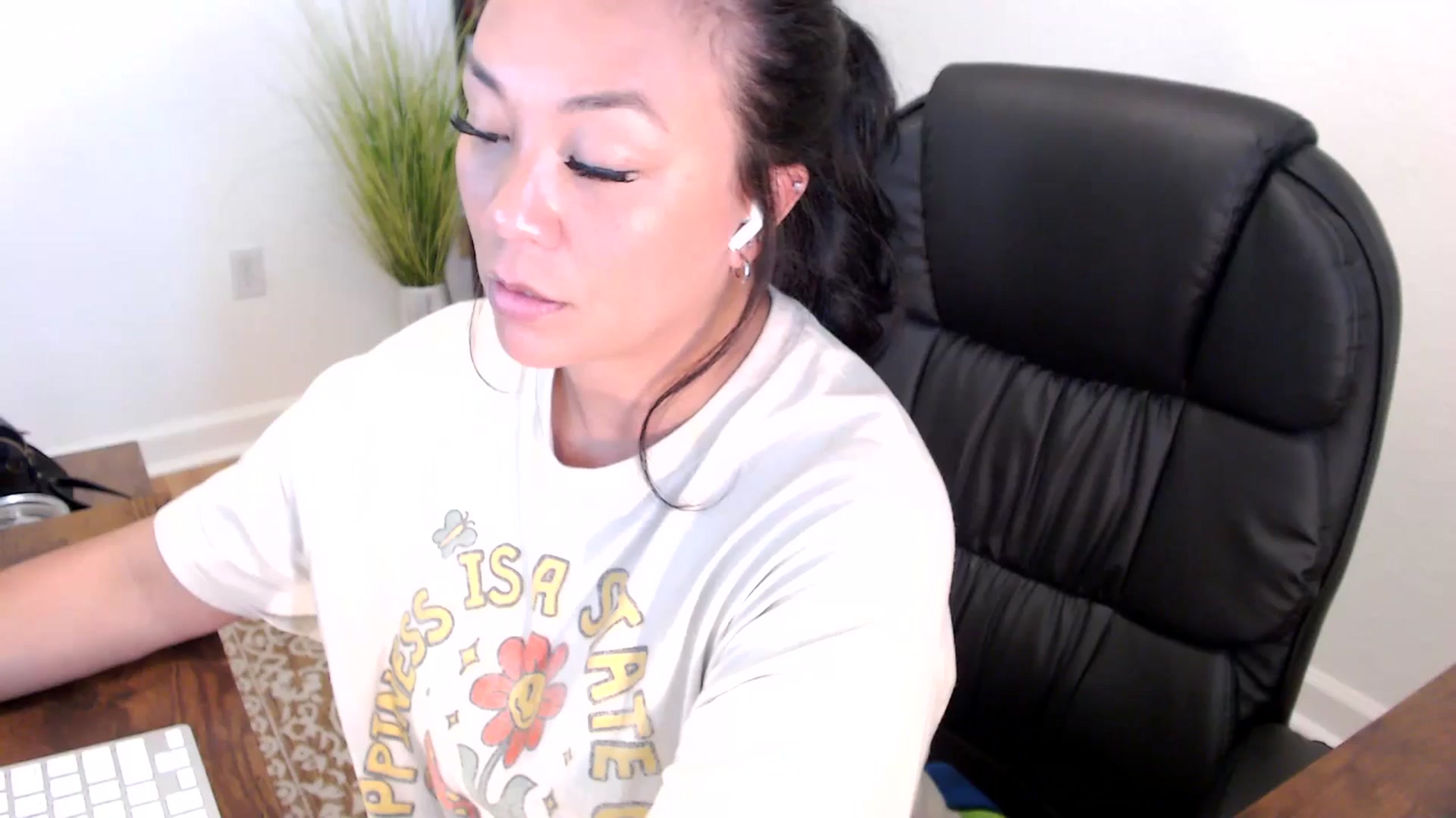 Gallery image thumbnail from MickaylaStar's myfreecams stream on, 05/21/2025, 18:51 image 6 of 20