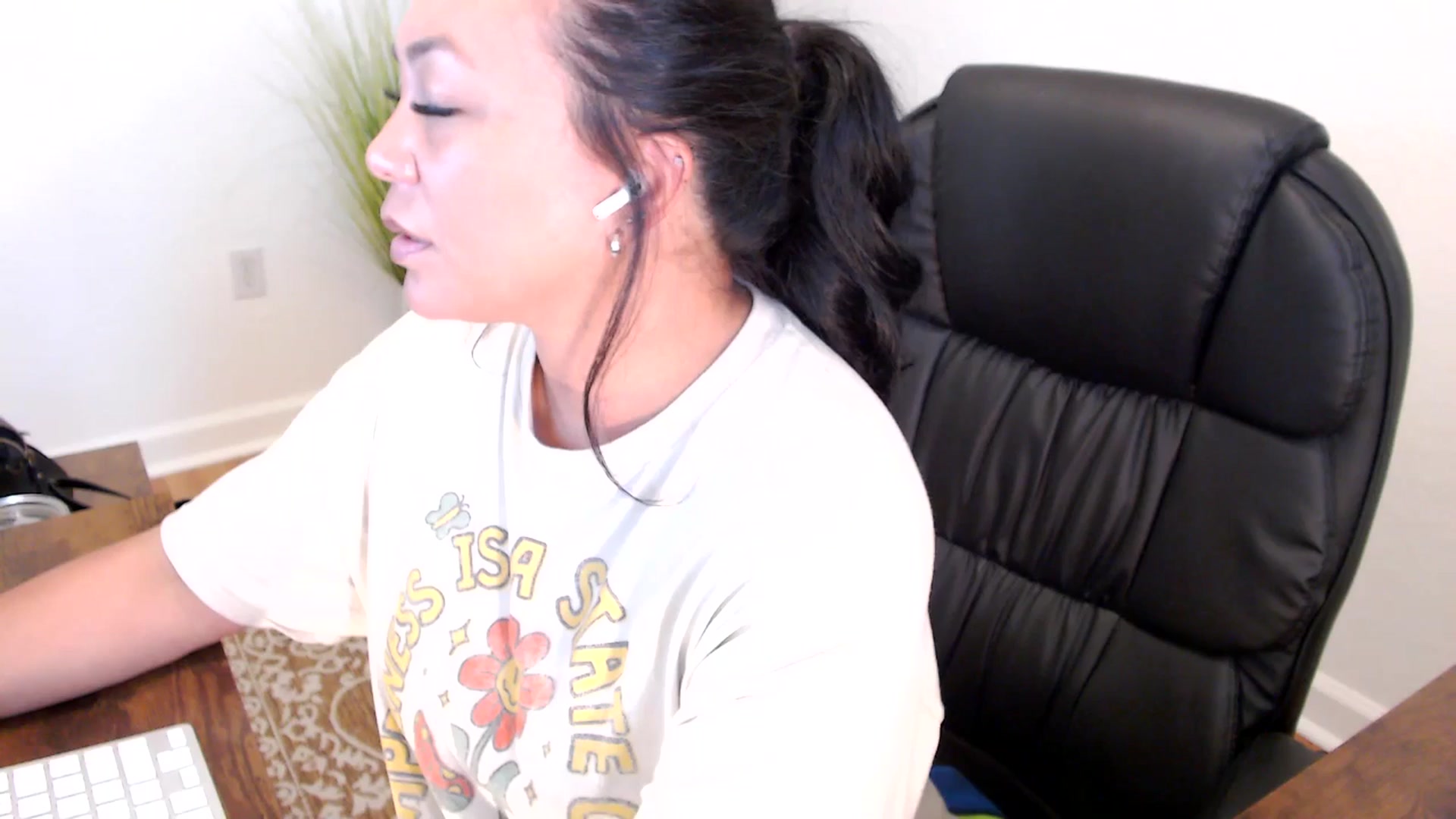 Gallery image thumbnail from MickaylaStar's myfreecams stream on, 05/21/2025, 18:51 image 4 of 20