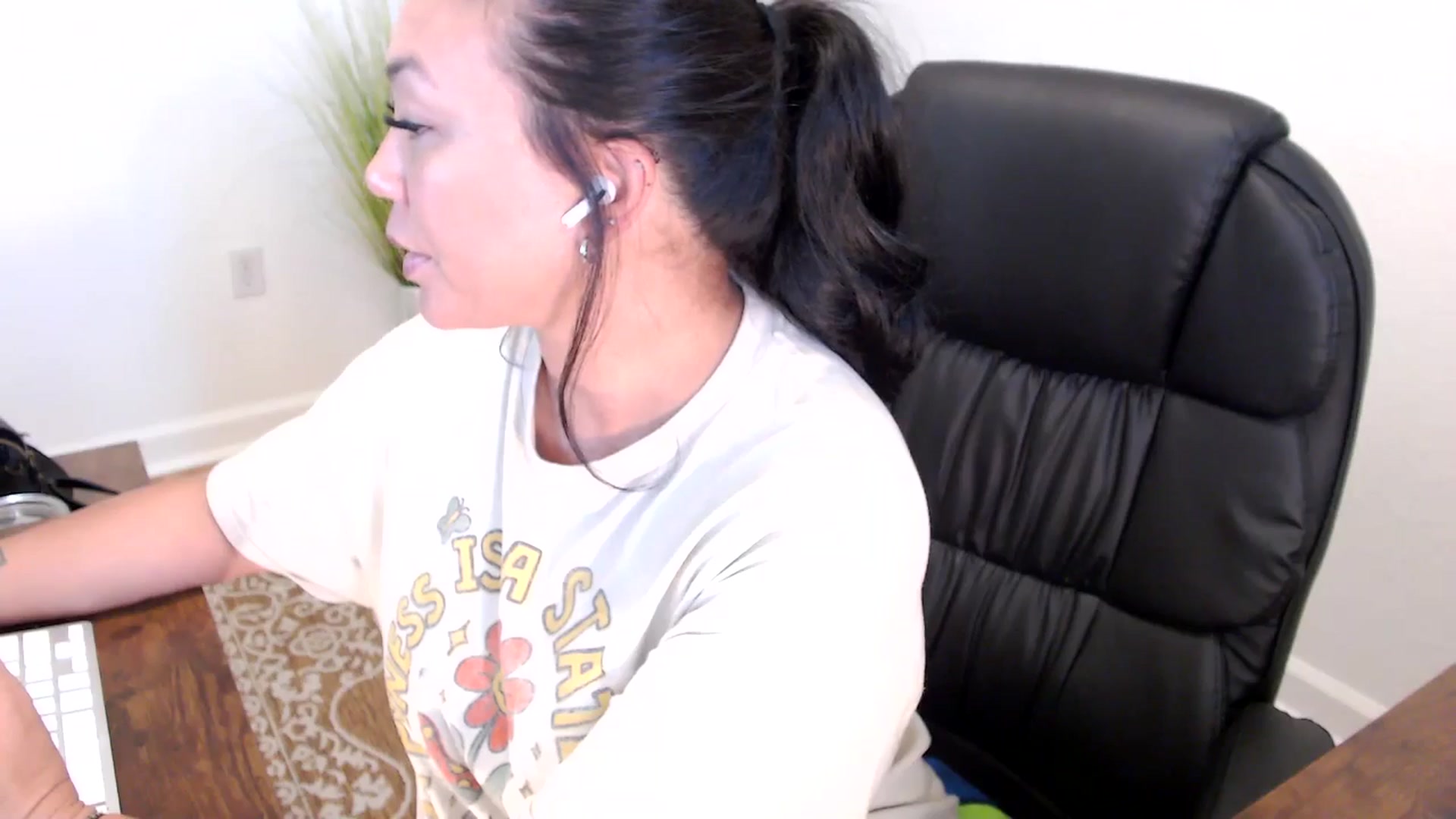 Gallery image thumbnail from MickaylaStar's myfreecams stream on, 05/21/2025, 18:51 image 10 of 20