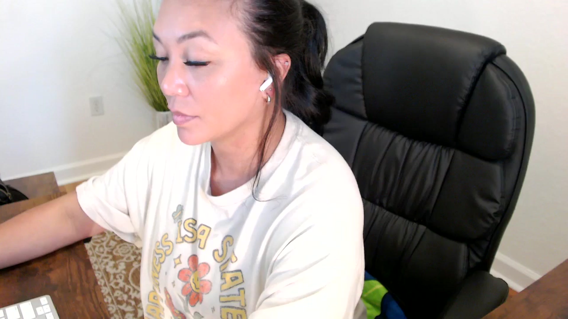 Gallery image thumbnail from MickaylaStar's myfreecams stream on, 05/21/2025, 19:46 image 7 of 20