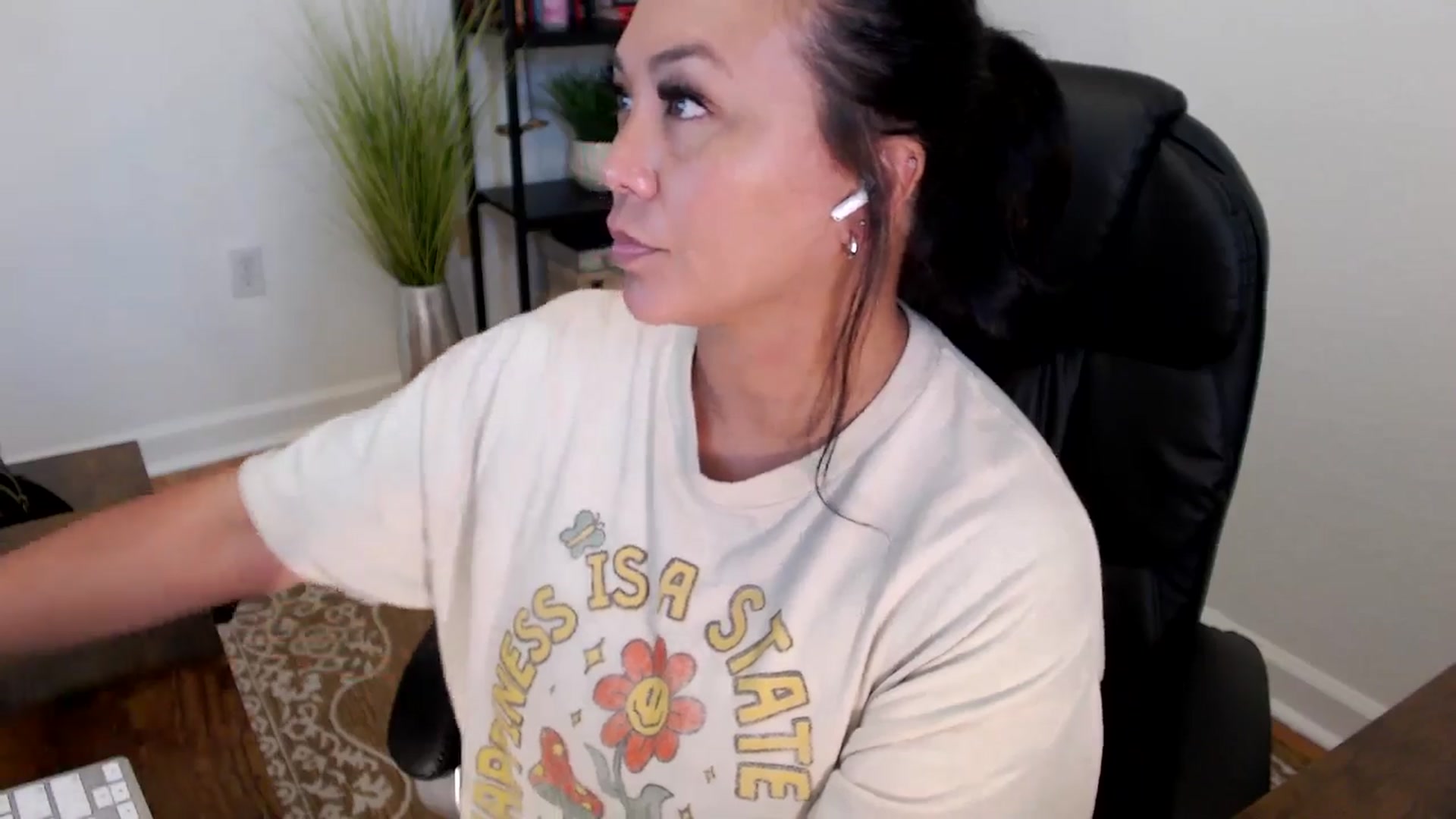 Gallery image thumbnail from MickaylaStar's myfreecams stream on, 05/21/2025, 19:46 image 4 of 20