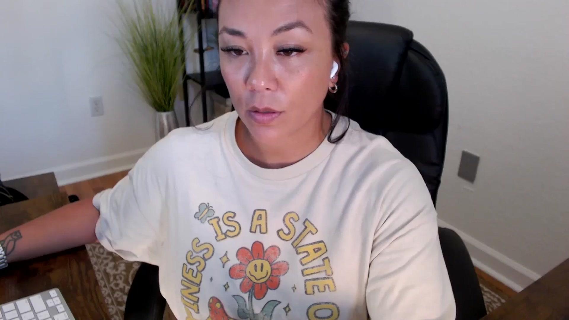Gallery image thumbnail from MickaylaStar's myfreecams stream on, 05/21/2025, 20:02 image 3 of 20