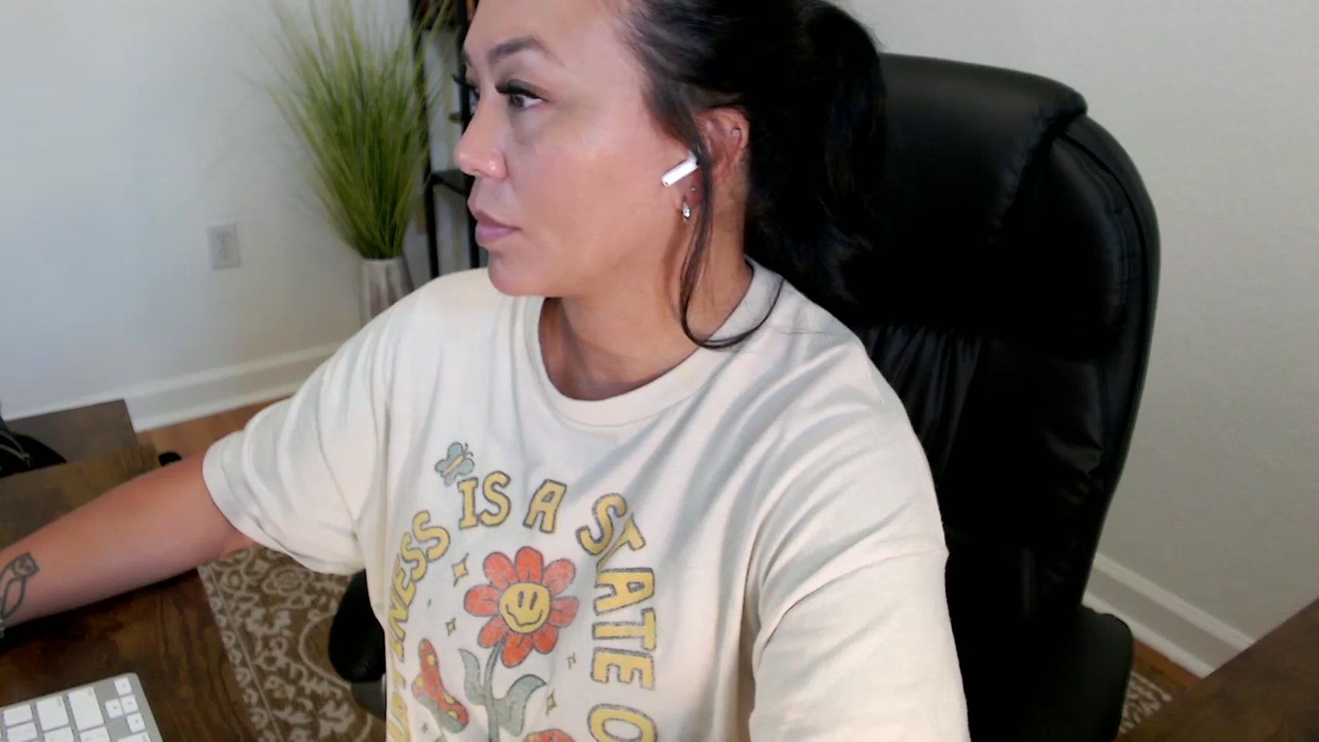 Gallery image thumbnail from MickaylaStar's myfreecams stream on, 05/21/2025, 20:02 image 6 of 20