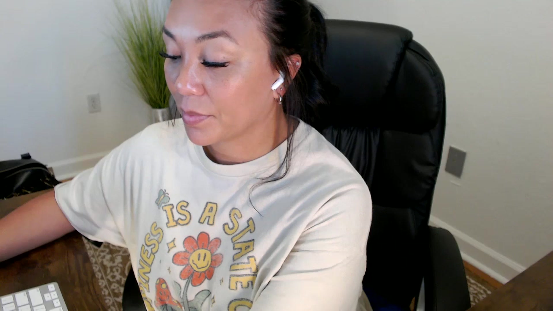 Gallery image thumbnail from MickaylaStar's myfreecams stream on, 05/21/2025, 20:02 image 18 of 20