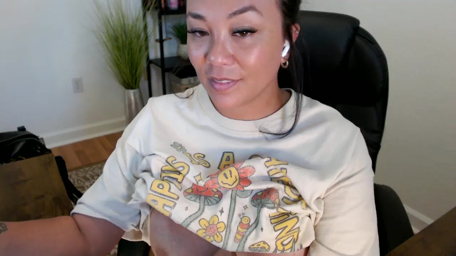 Gallery image thumbnail from MickaylaStar's myfreecams stream on, 05/21/2025, 20:22 image 20 of 20