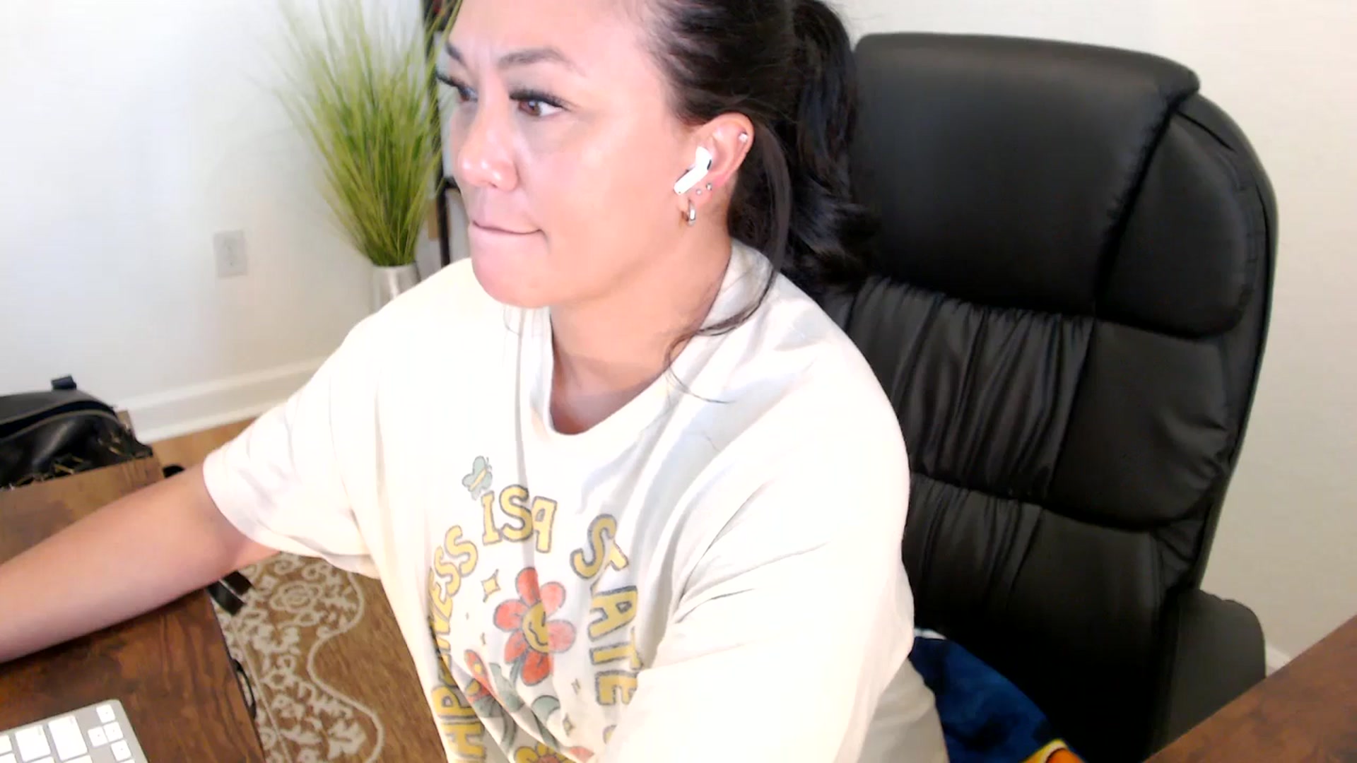 Gallery image thumbnail from MickaylaStar's myfreecams stream on, 05/21/2025, 20:22 image 16 of 20