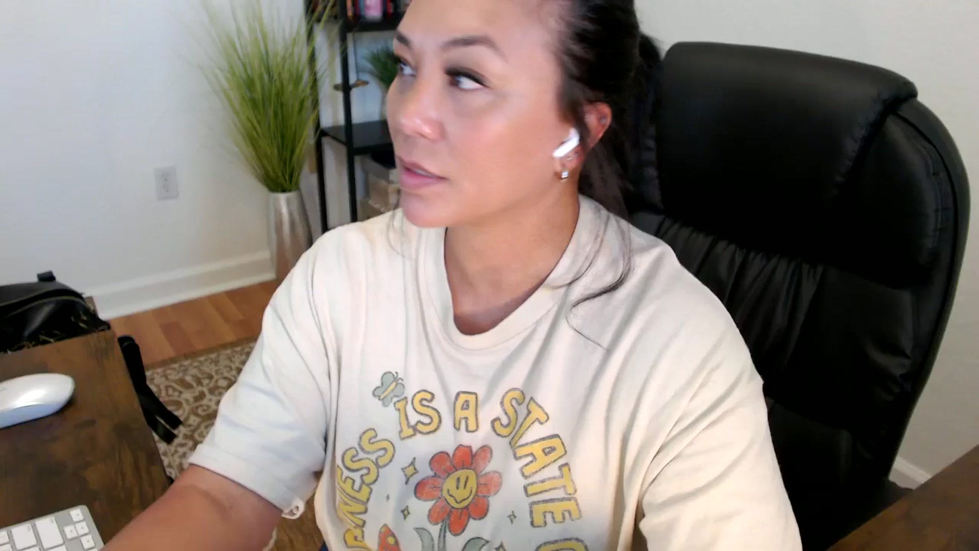 Gallery image thumbnail from MickaylaStar's myfreecams stream on, 05/21/2025, 20:22 image 14 of 20