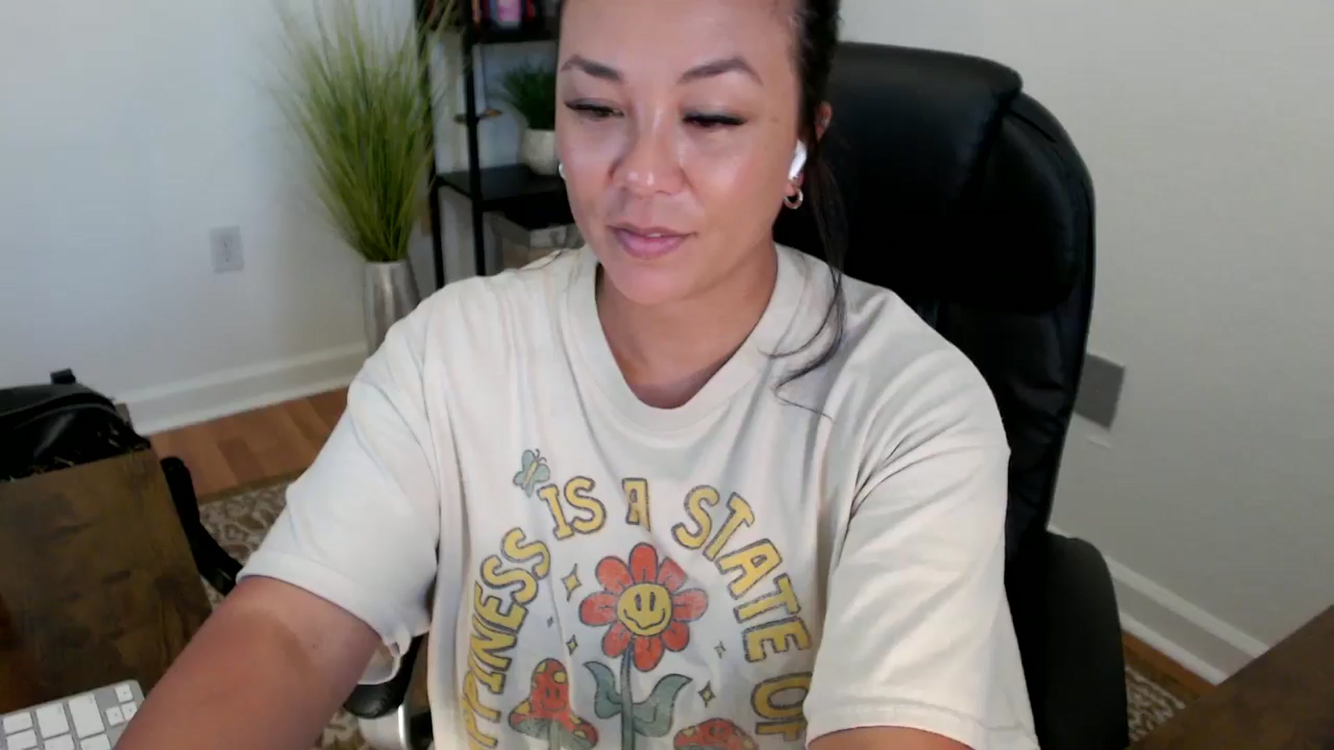Gallery image thumbnail from MickaylaStar's myfreecams stream on, 05/21/2025, 20:22 image 6 of 20