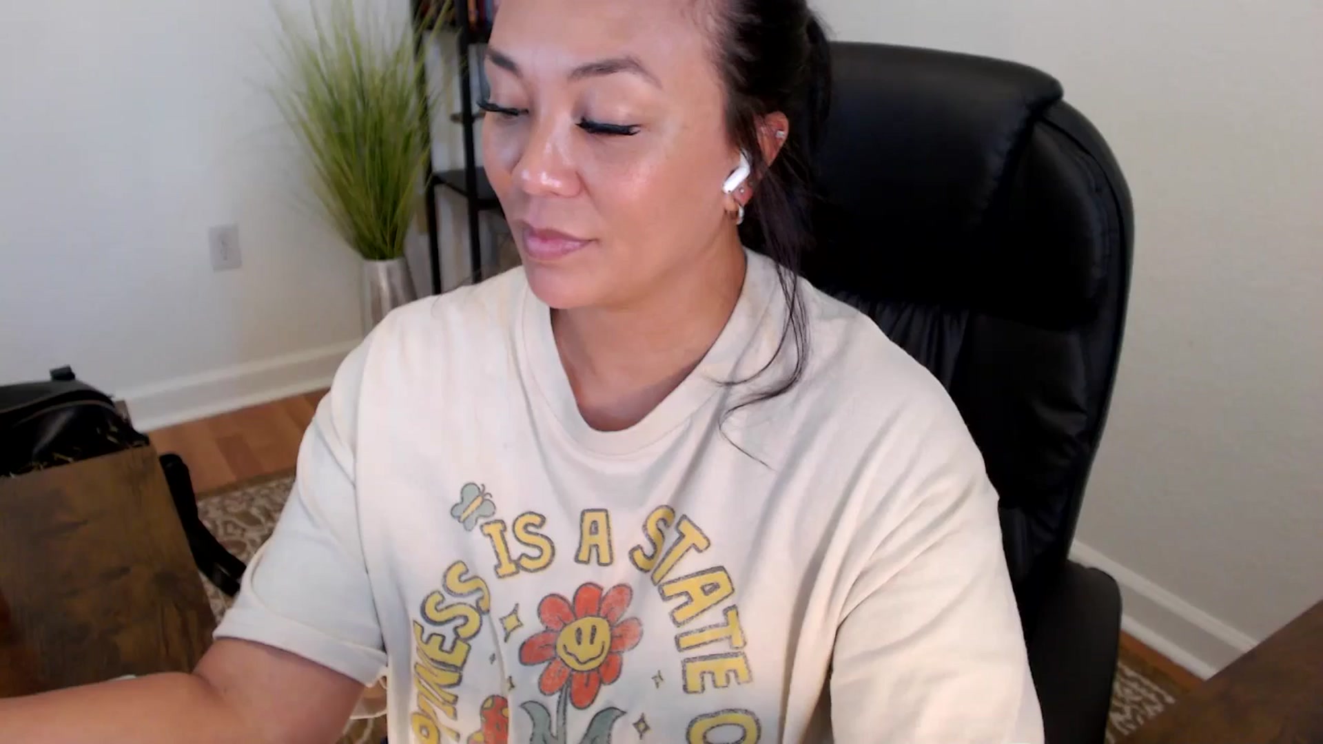 Gallery image thumbnail from MickaylaStar's myfreecams stream on, 05/21/2025, 20:22 image 4 of 20
