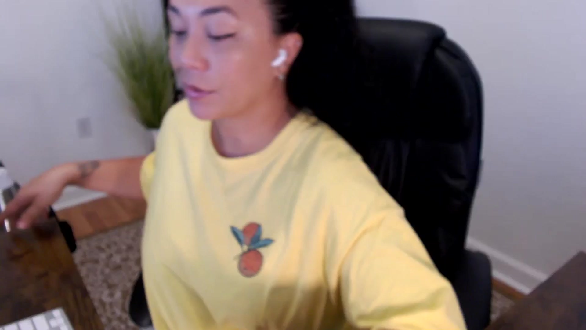Gallery image thumbnail from MickaylaStar's myfreecams stream on, 05/26/2025, 15:37 image 1 of 20