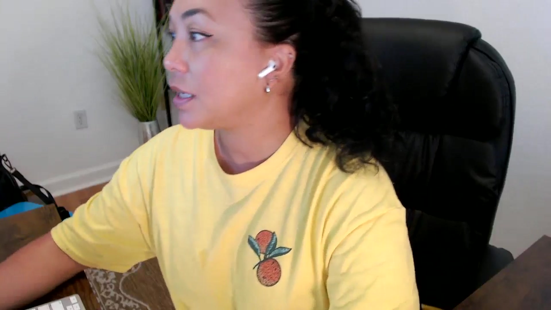 Gallery image thumbnail from MickaylaStar's myfreecams stream on, 05/26/2025, 16:35 image 10 of 20