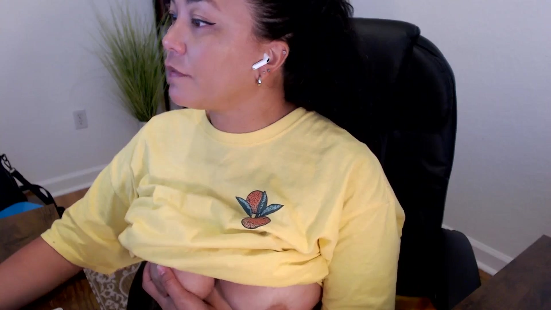 Gallery image thumbnail from MickaylaStar's myfreecams stream on, 05/26/2025, 16:35 image 6 of 20