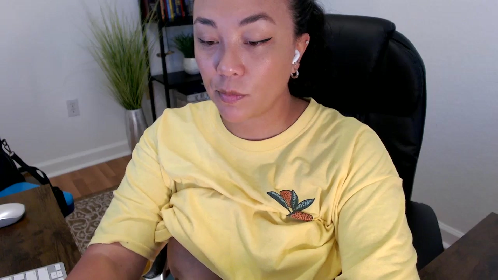 Gallery image thumbnail from MickaylaStar's myfreecams stream on, 05/26/2025, 17:07 image 15 of 20