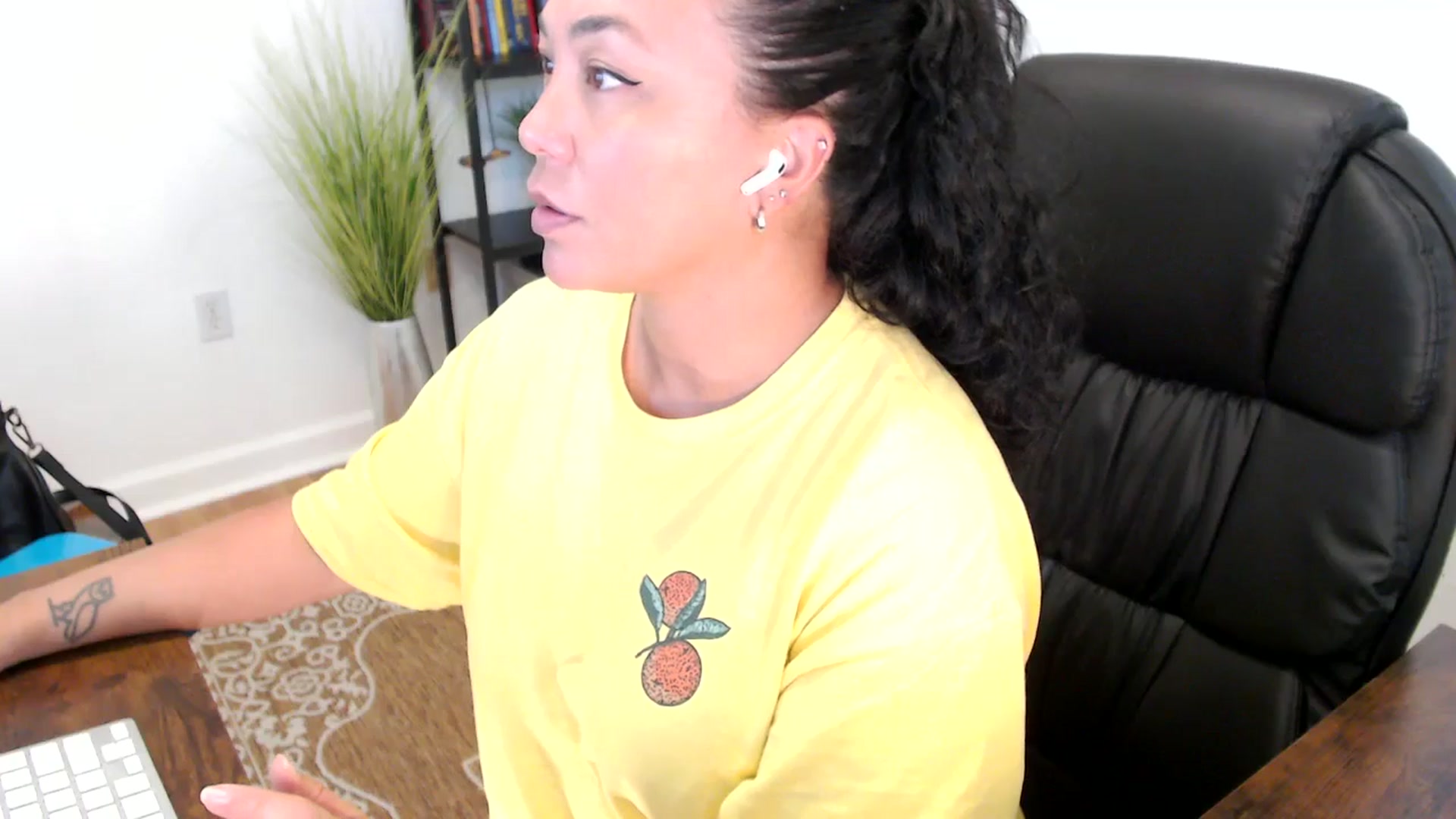 Gallery image thumbnail from MickaylaStar's myfreecams stream on, 05/26/2025, 18:30 image 18 of 20