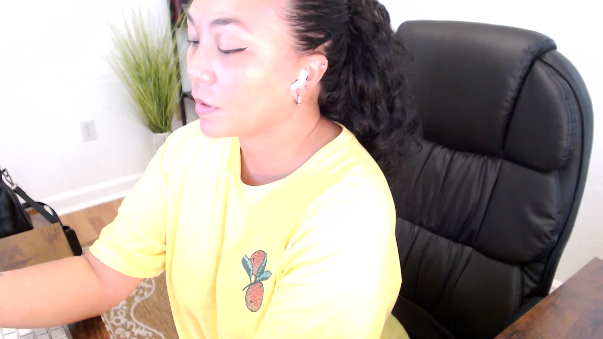 Gallery image thumbnail from MickaylaStar's myfreecams stream on, 05/26/2025, 19:04 image 2 of 20
