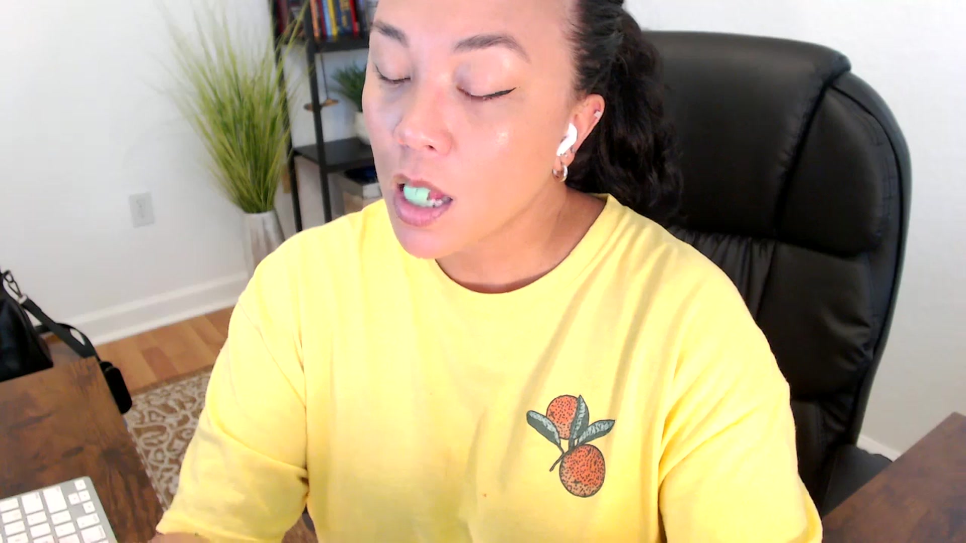 Gallery image thumbnail from MickaylaStar's myfreecams stream on, 05/26/2025, 19:04 image 11 of 20