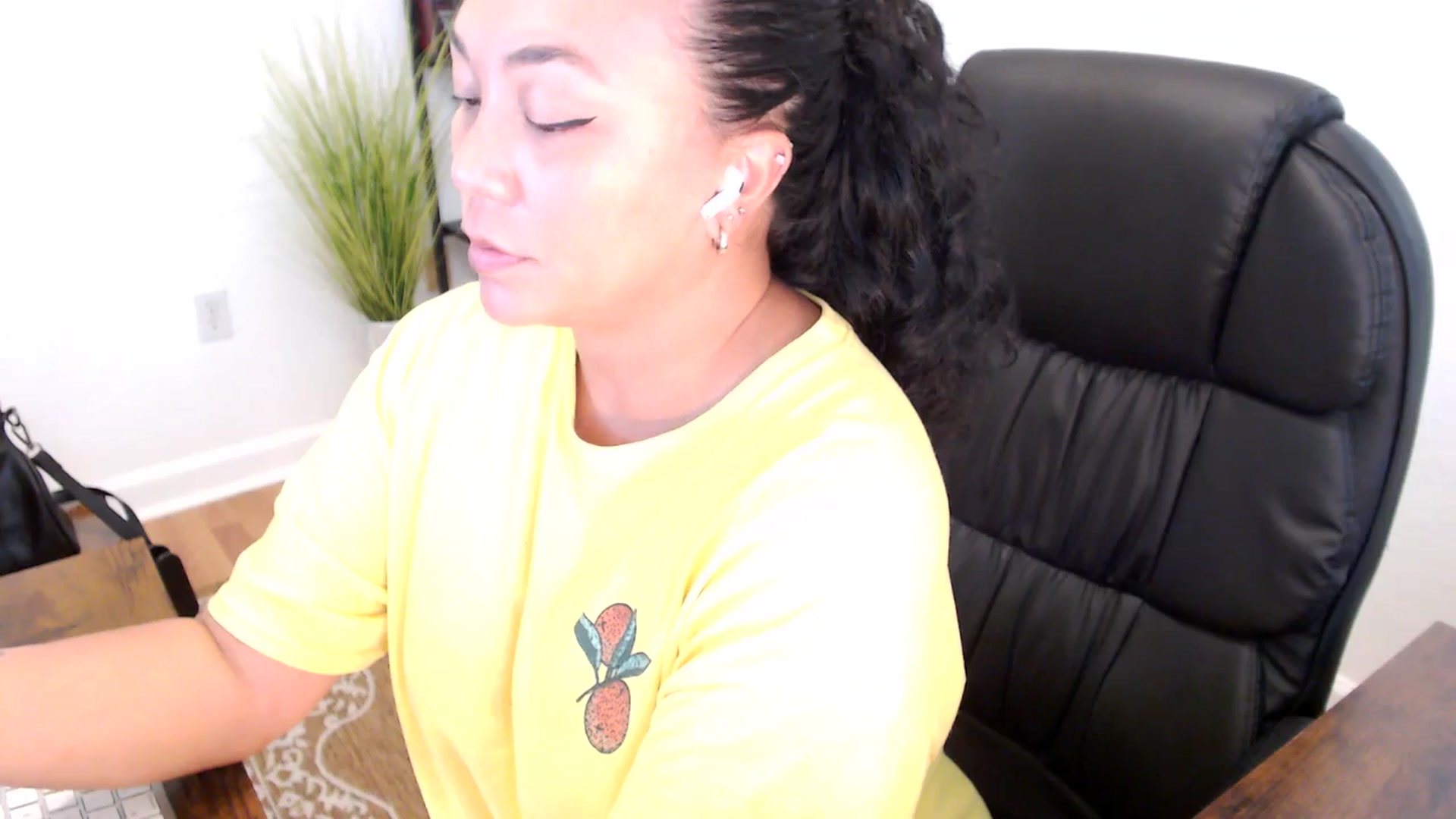 Gallery image thumbnail from MickaylaStar's myfreecams stream on, 05/26/2025, 19:04 image 3 of 20