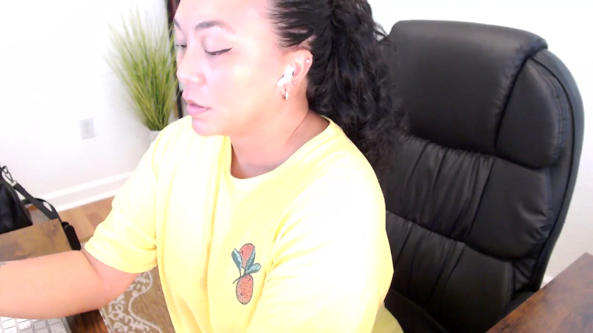 Gallery image thumbnail from MickaylaStar's myfreecams stream on, 05/26/2025, 19:04 image 4 of 20