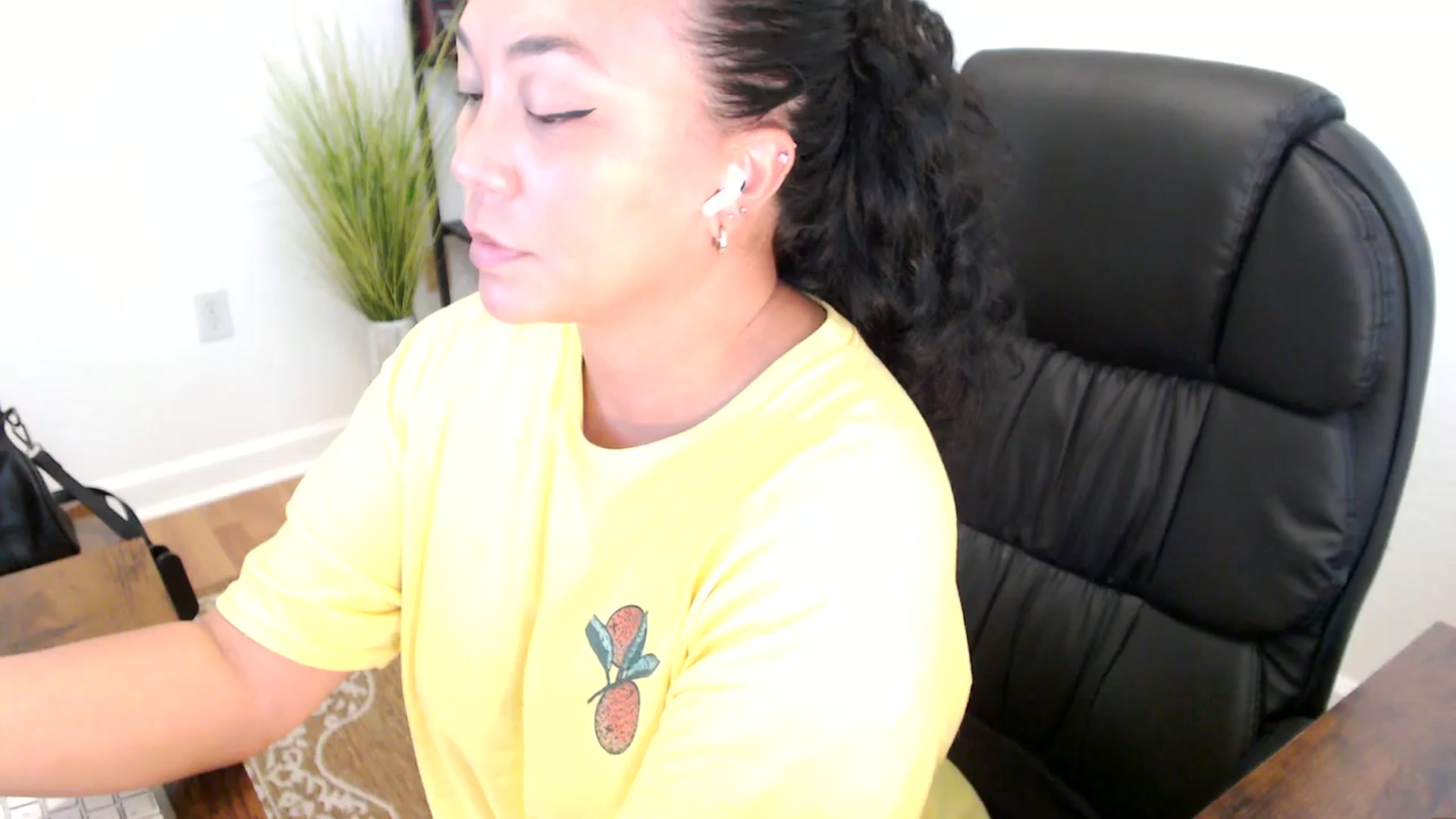 Gallery image thumbnail from MickaylaStar's myfreecams stream on, 05/26/2025, 19:04 image 1 of 20
