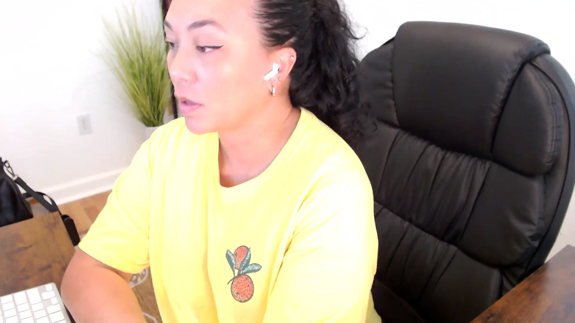 Gallery image thumbnail from MickaylaStar's myfreecams stream on, 05/26/2025, 19:46 image 6 of 20