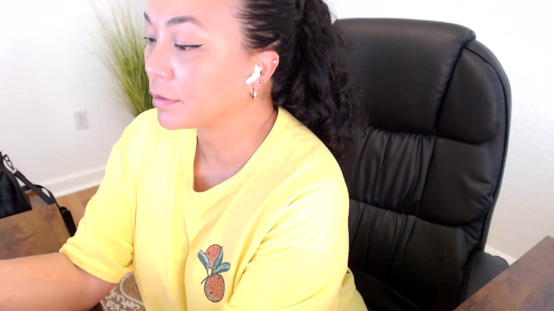 Gallery image thumbnail from MickaylaStar's myfreecams stream on, 05/26/2025, 19:46 image 17 of 20
