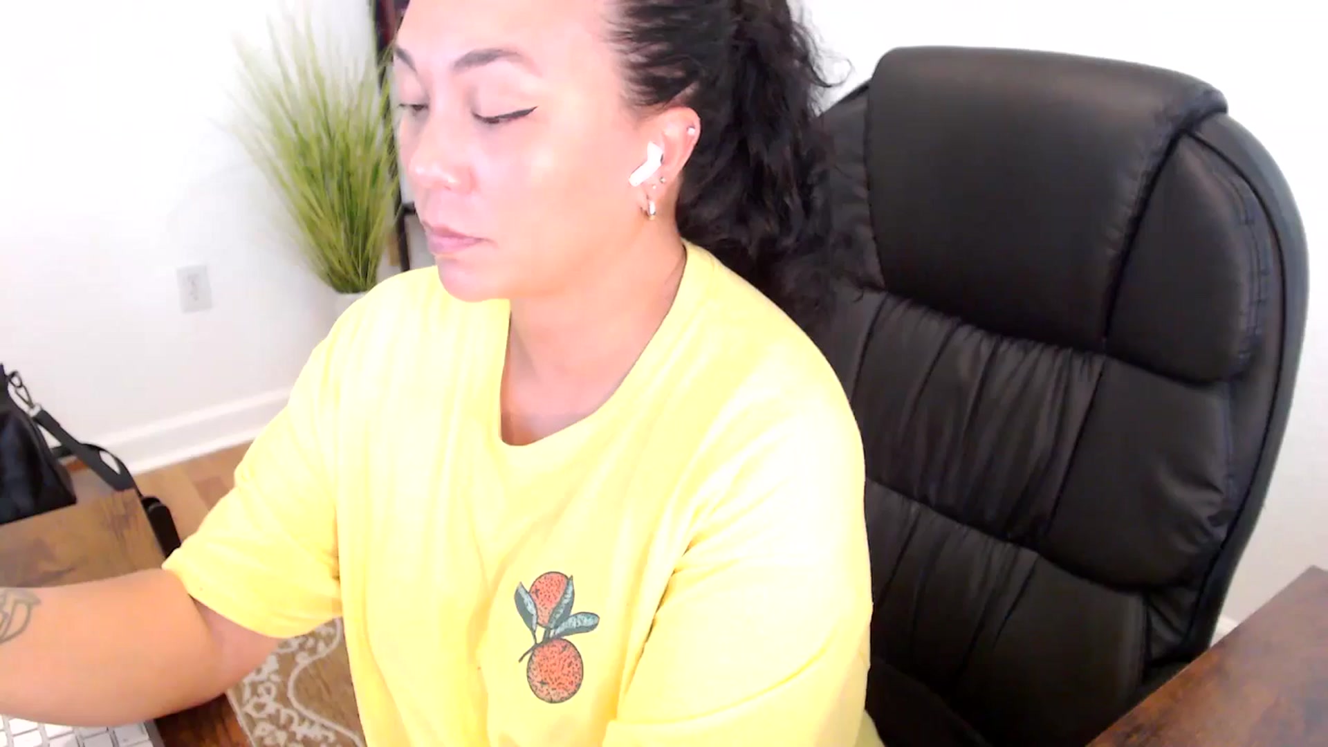 Gallery image thumbnail from MickaylaStar's myfreecams stream on, 05/26/2025, 19:46 image 11 of 20