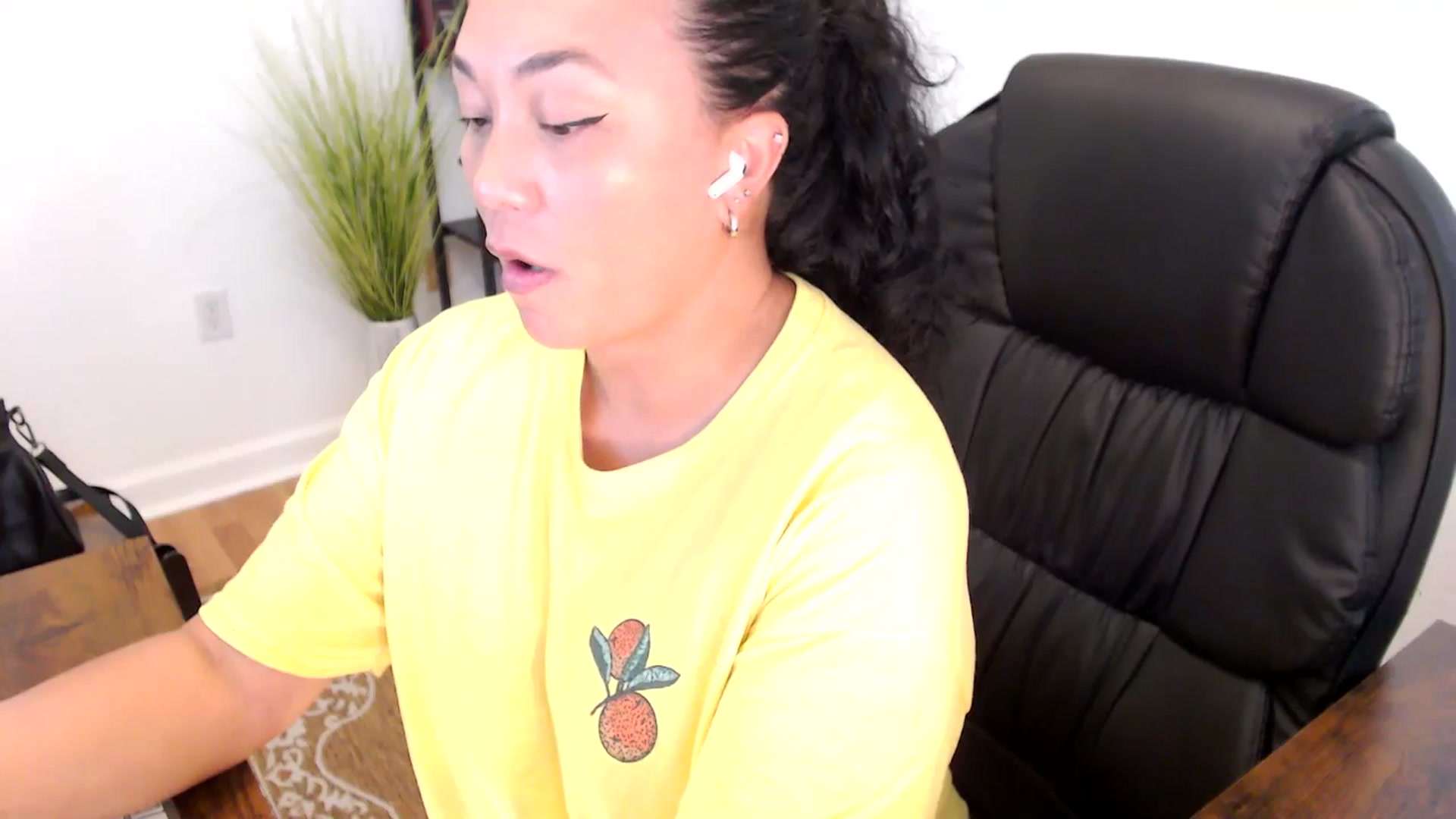 Gallery image thumbnail from MickaylaStar's myfreecams stream on, 05/26/2025, 19:46 image 5 of 20