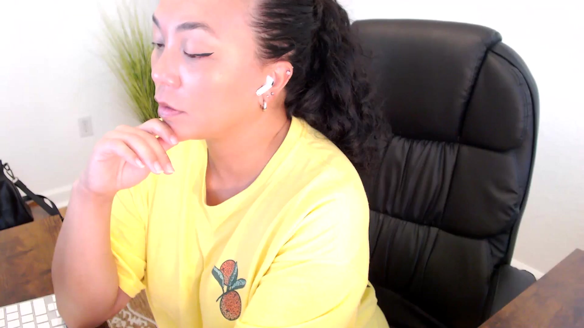 Gallery image thumbnail from MickaylaStar's myfreecams stream on, 05/26/2025, 19:46 image 18 of 20