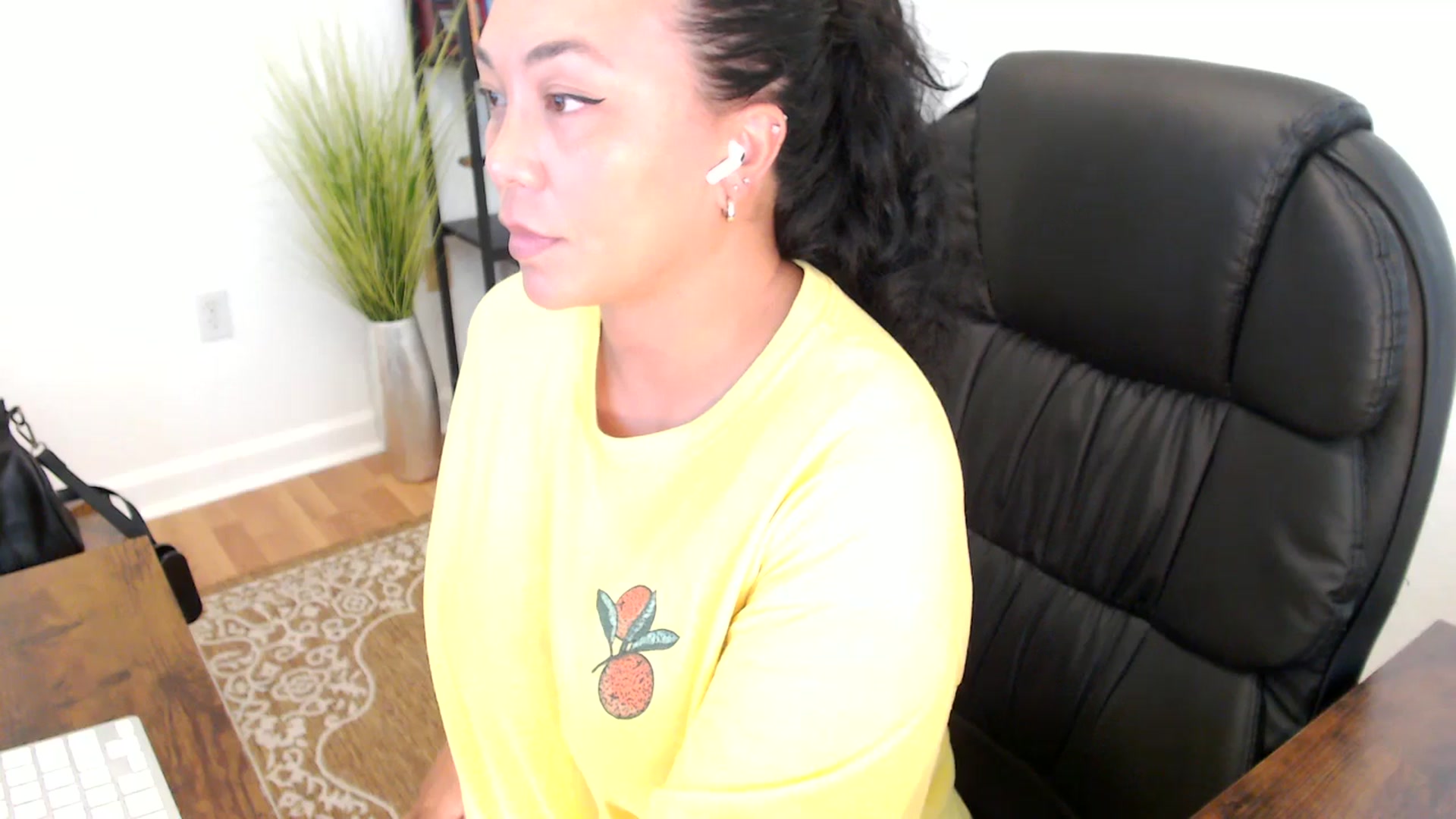 Gallery image thumbnail from MickaylaStar's myfreecams stream on, 05/26/2025, 19:46 image 7 of 20