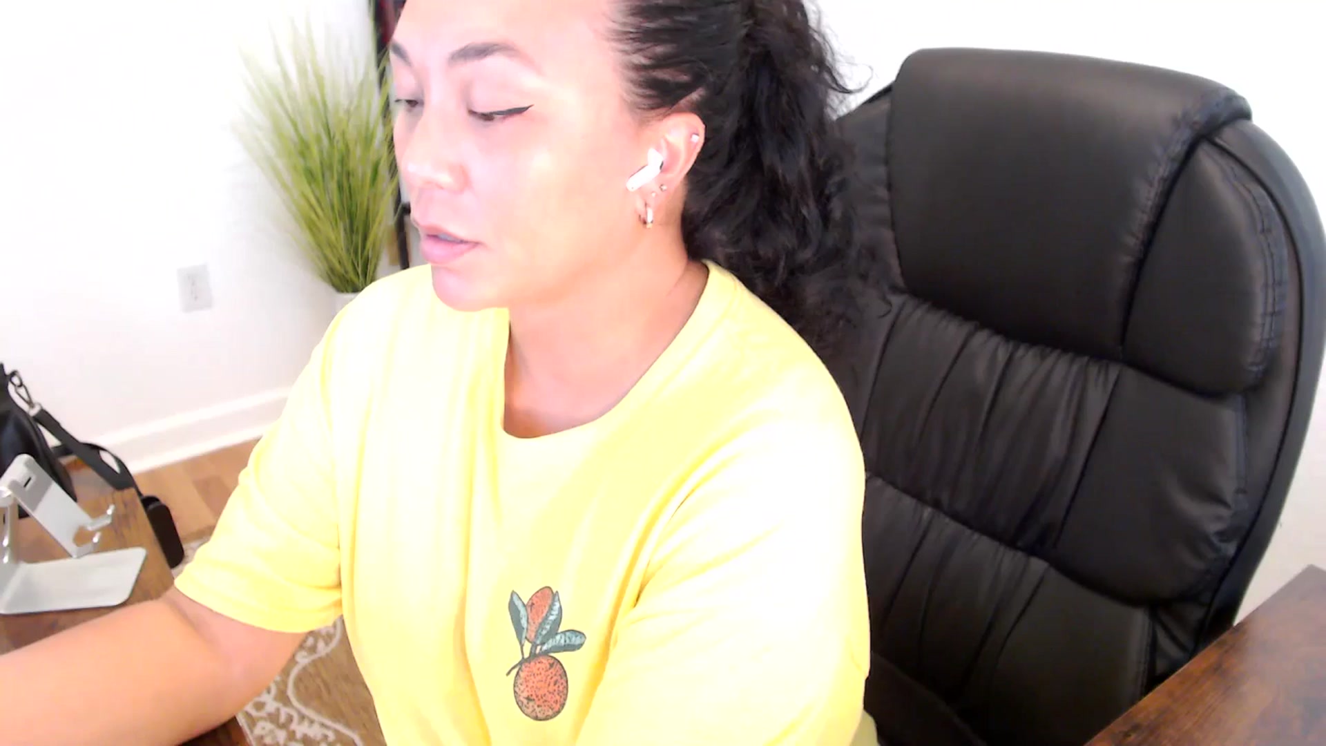 Gallery image thumbnail from MickaylaStar's myfreecams stream on, 05/26/2025, 19:46 image 4 of 20