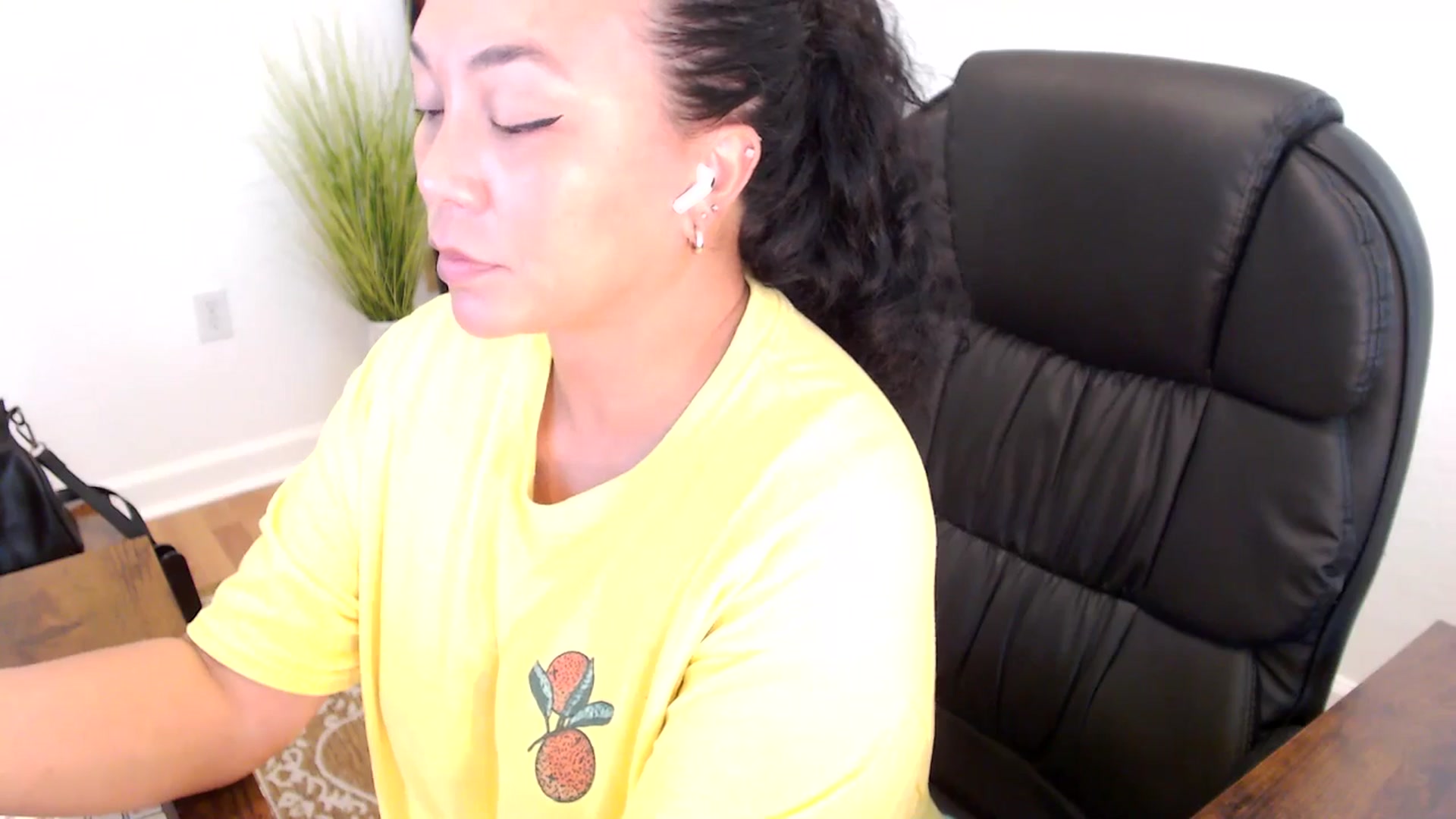 Gallery image thumbnail from MickaylaStar's myfreecams stream on, 05/26/2025, 19:46 image 12 of 20