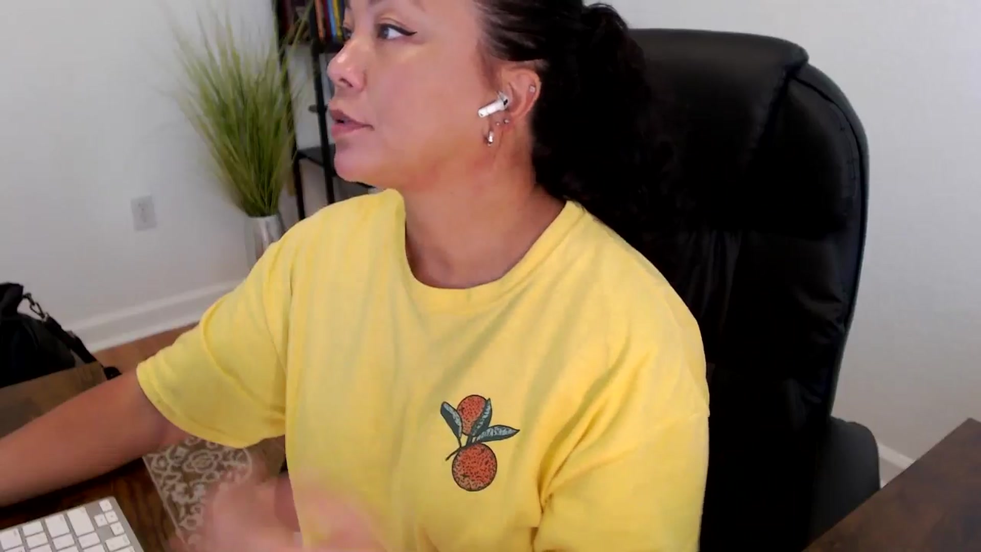 Gallery image thumbnail from MickaylaStar's myfreecams stream on, 05/26/2025, 20:29 image 5 of 20