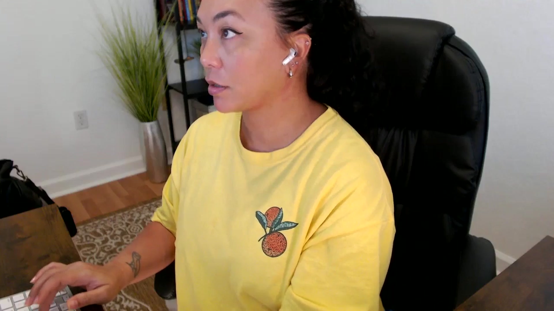 Gallery image thumbnail from MickaylaStar's myfreecams stream on, 05/26/2025, 20:29 image 6 of 20