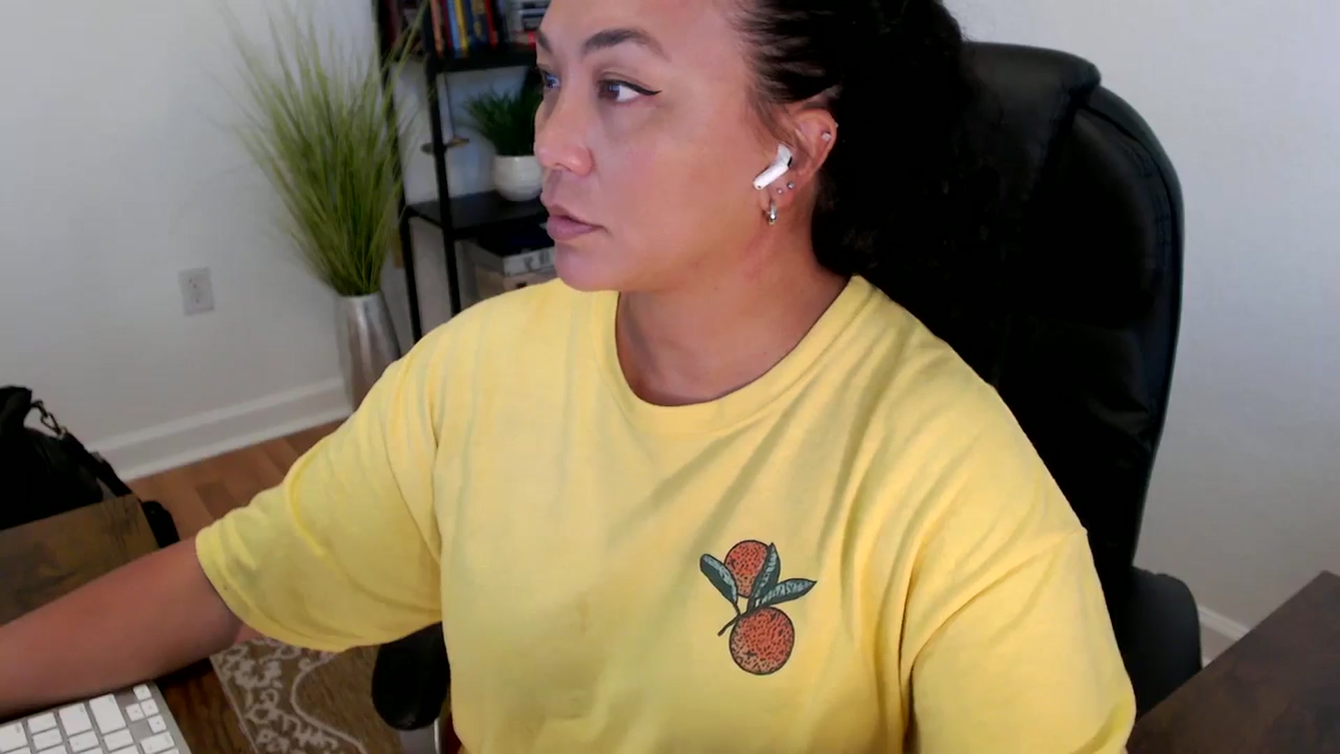 Gallery image thumbnail from MickaylaStar's myfreecams stream on, 05/26/2025, 20:29 image 9 of 20
