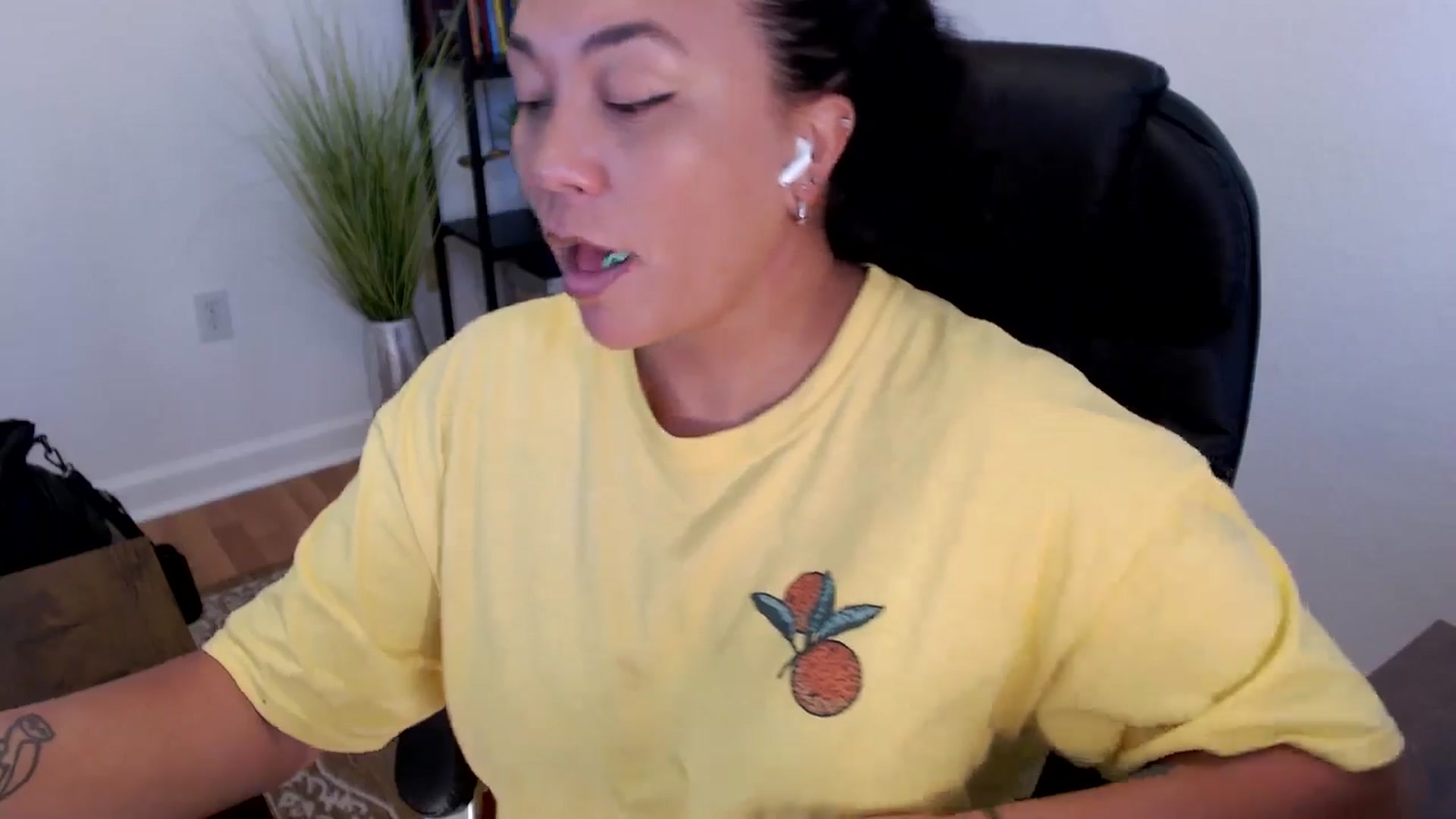 Gallery image thumbnail from MickaylaStar's myfreecams stream on, 05/26/2025, 20:29 image 2 of 20