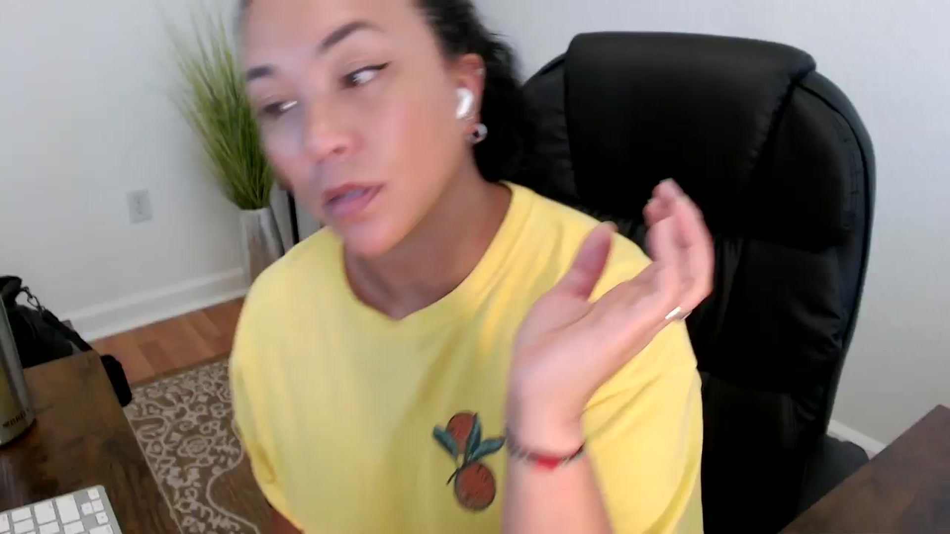 Gallery image thumbnail from MickaylaStar's myfreecams stream on, 05/26/2025, 20:54 image 19 of 20