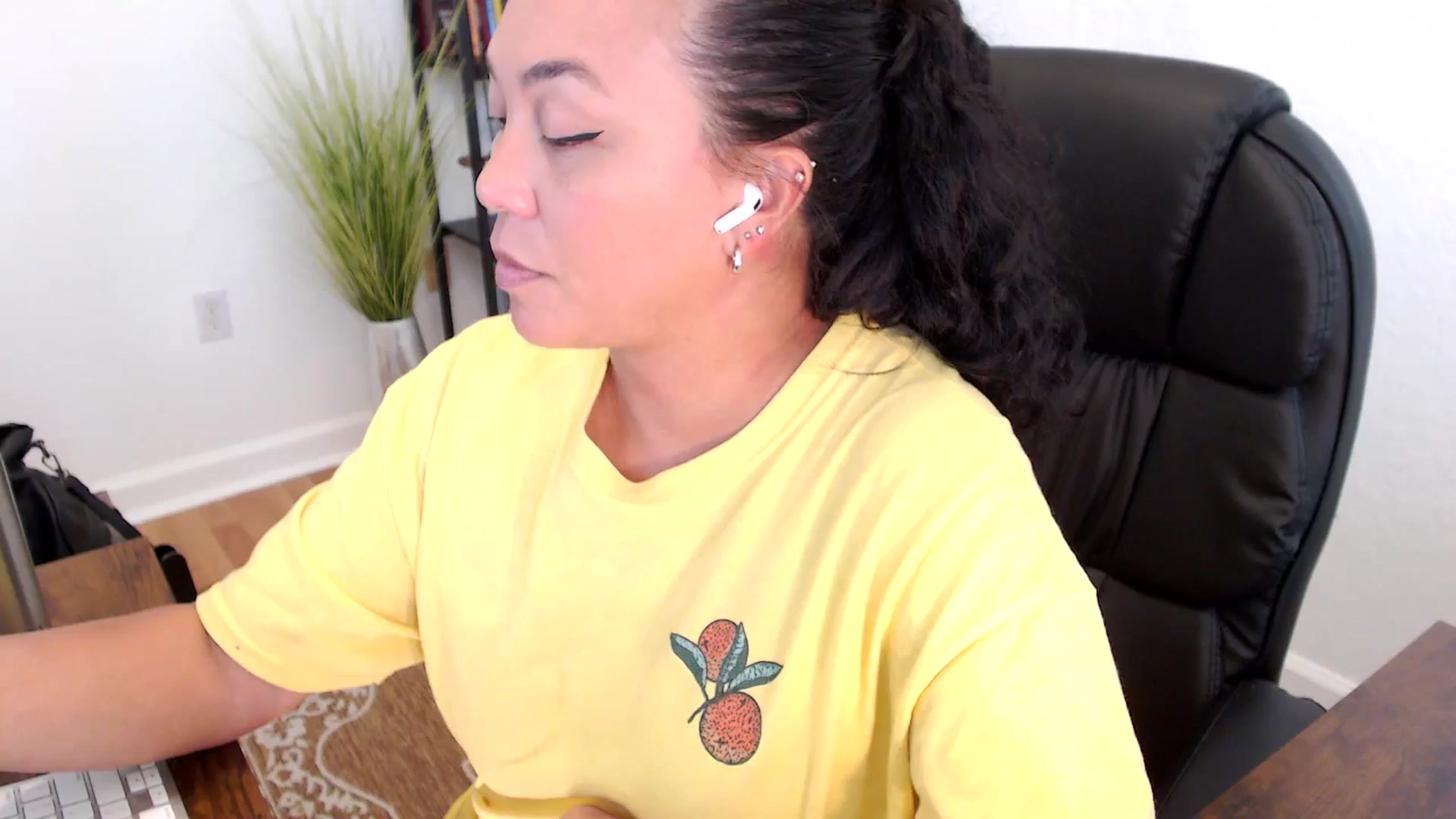 Gallery image thumbnail from MickaylaStar's myfreecams stream on, 05/26/2025, 20:54 image 10 of 20