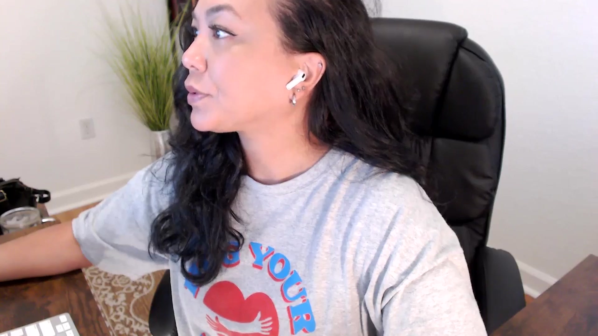 Gallery image thumbnail from MickaylaStar's myfreecams stream on, 05/27/2025, 17:07 image 18 of 20