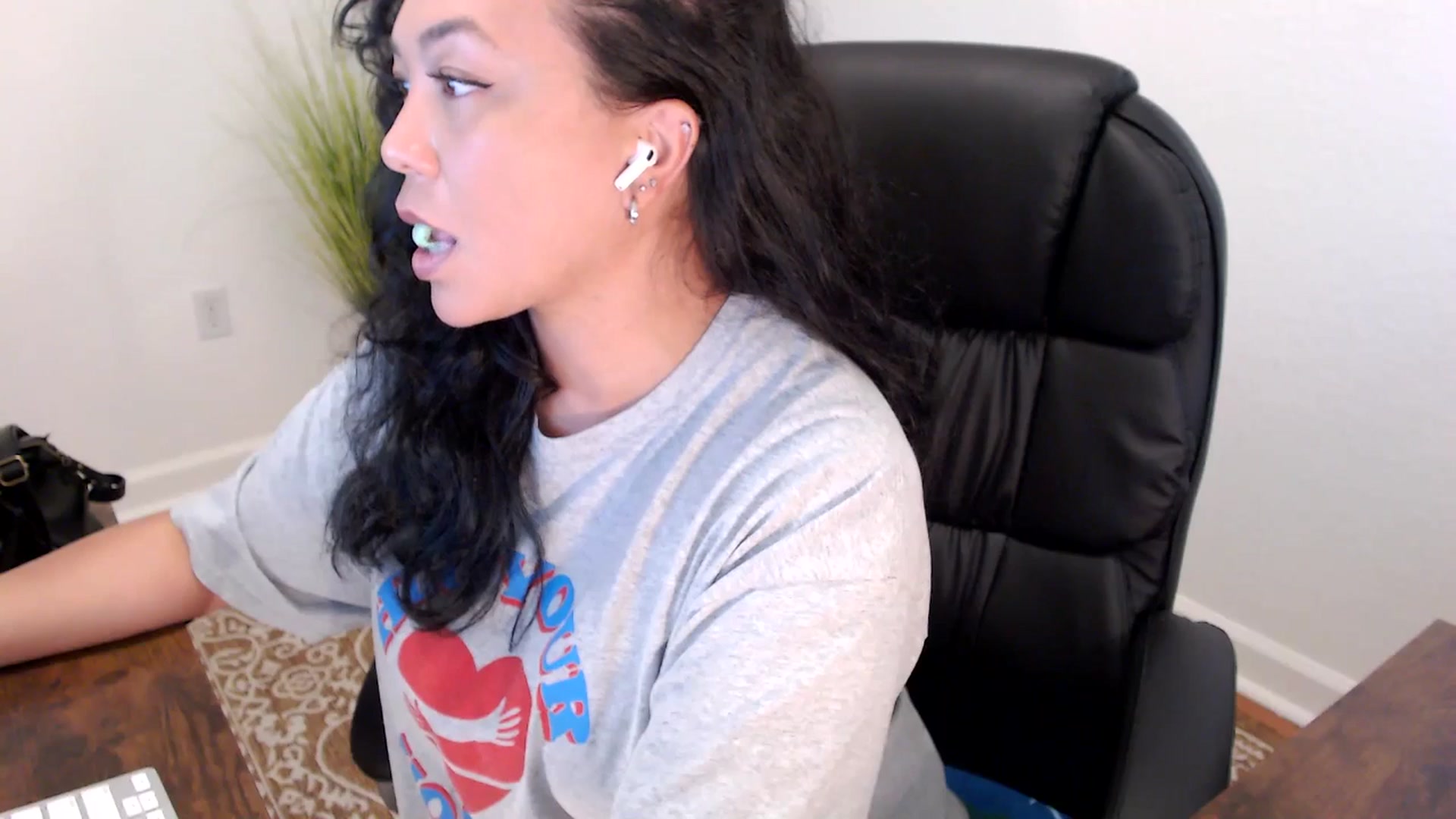 Gallery image thumbnail from MickaylaStar's myfreecams stream on, 05/27/2025, 17:25 image 7 of 20