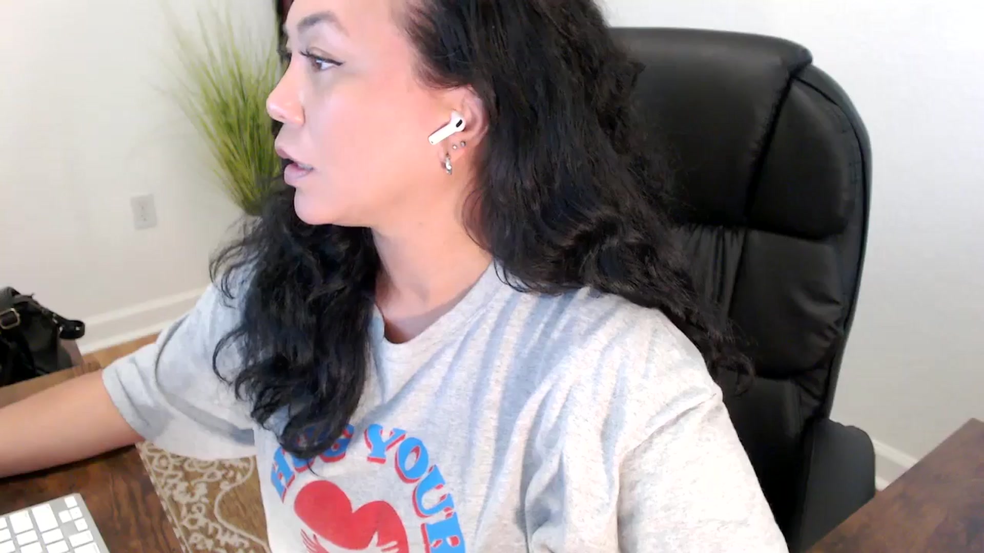 Gallery image thumbnail from MickaylaStar's myfreecams stream on, 05/27/2025, 18:22 image 4 of 20