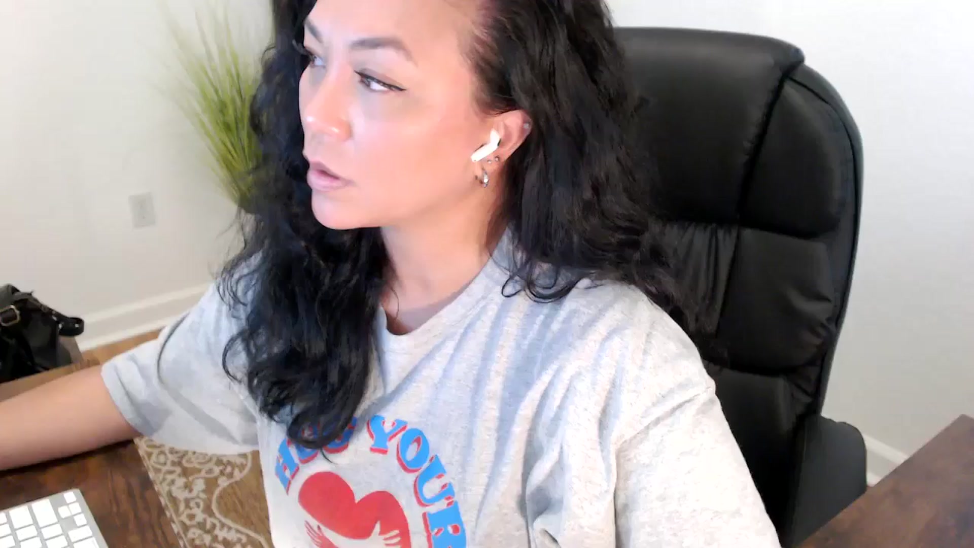Gallery image thumbnail from MickaylaStar's myfreecams stream on, 05/27/2025, 18:22 image 5 of 20