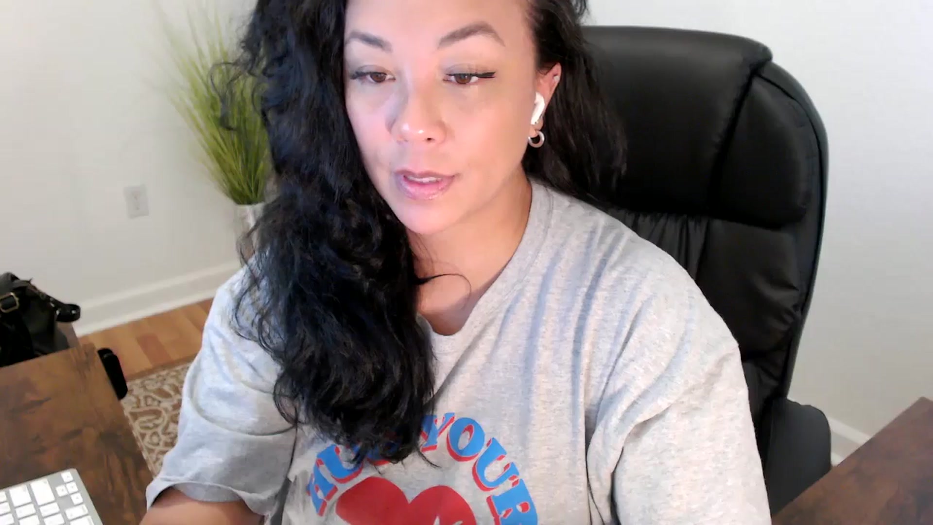 Gallery image thumbnail from MickaylaStar's myfreecams stream on, 05/27/2025, 18:22 image 6 of 20