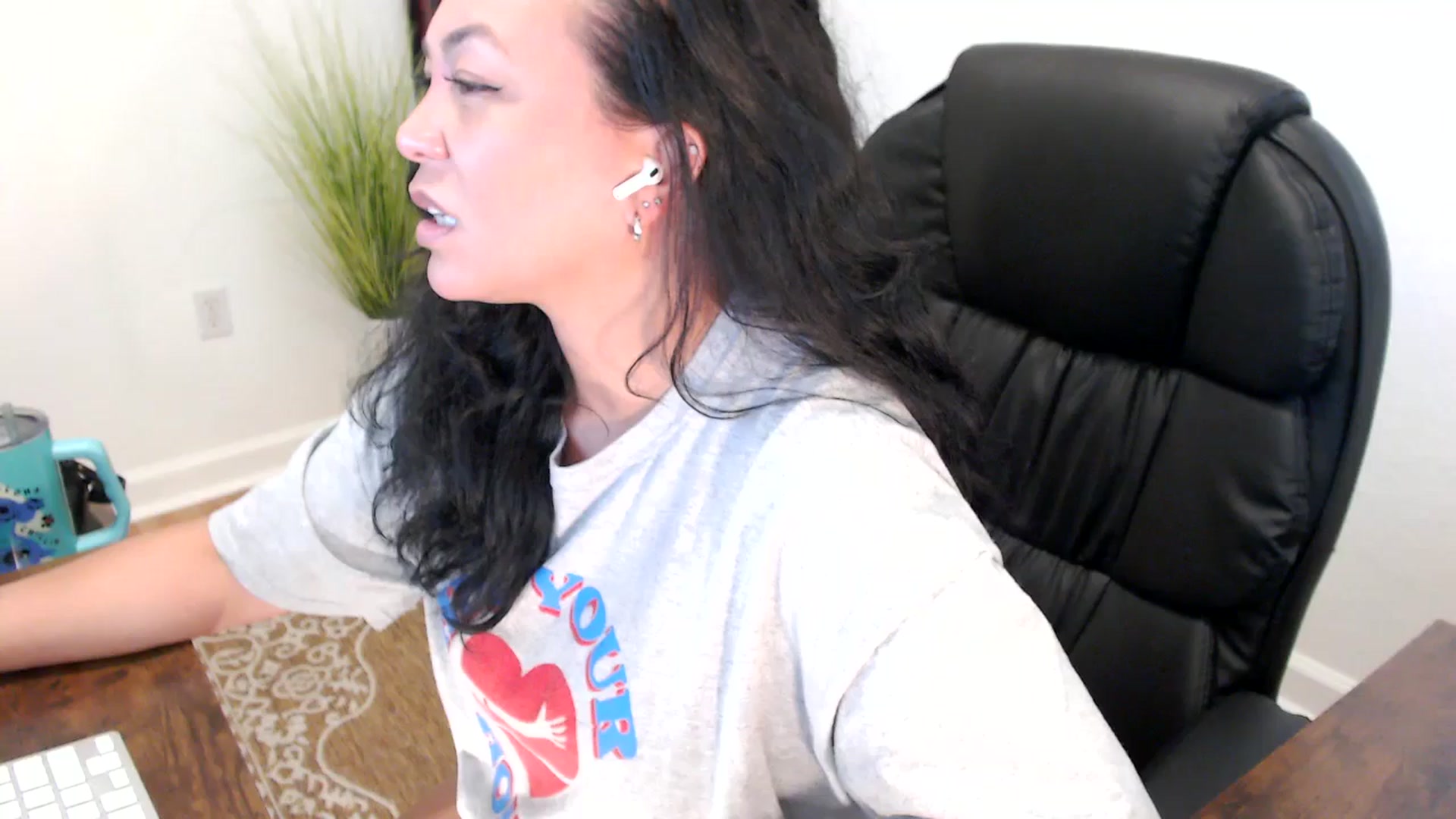 Gallery image thumbnail from MickaylaStar's myfreecams stream on, 05/27/2025, 18:22 image 17 of 20