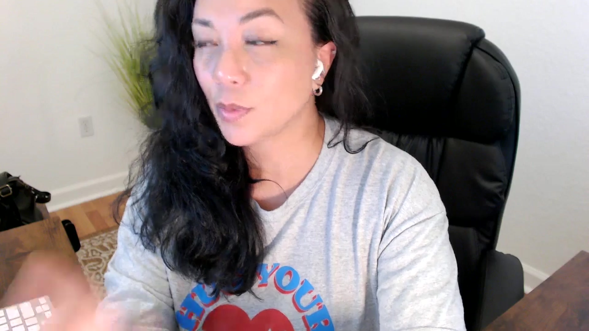 Gallery image thumbnail from MickaylaStar's myfreecams stream on, 05/27/2025, 18:22 image 10 of 20