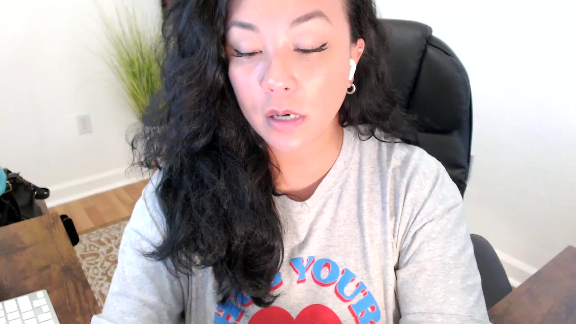 Gallery image thumbnail from MickaylaStar's myfreecams stream on, 05/27/2025, 19:22 image 6 of 20