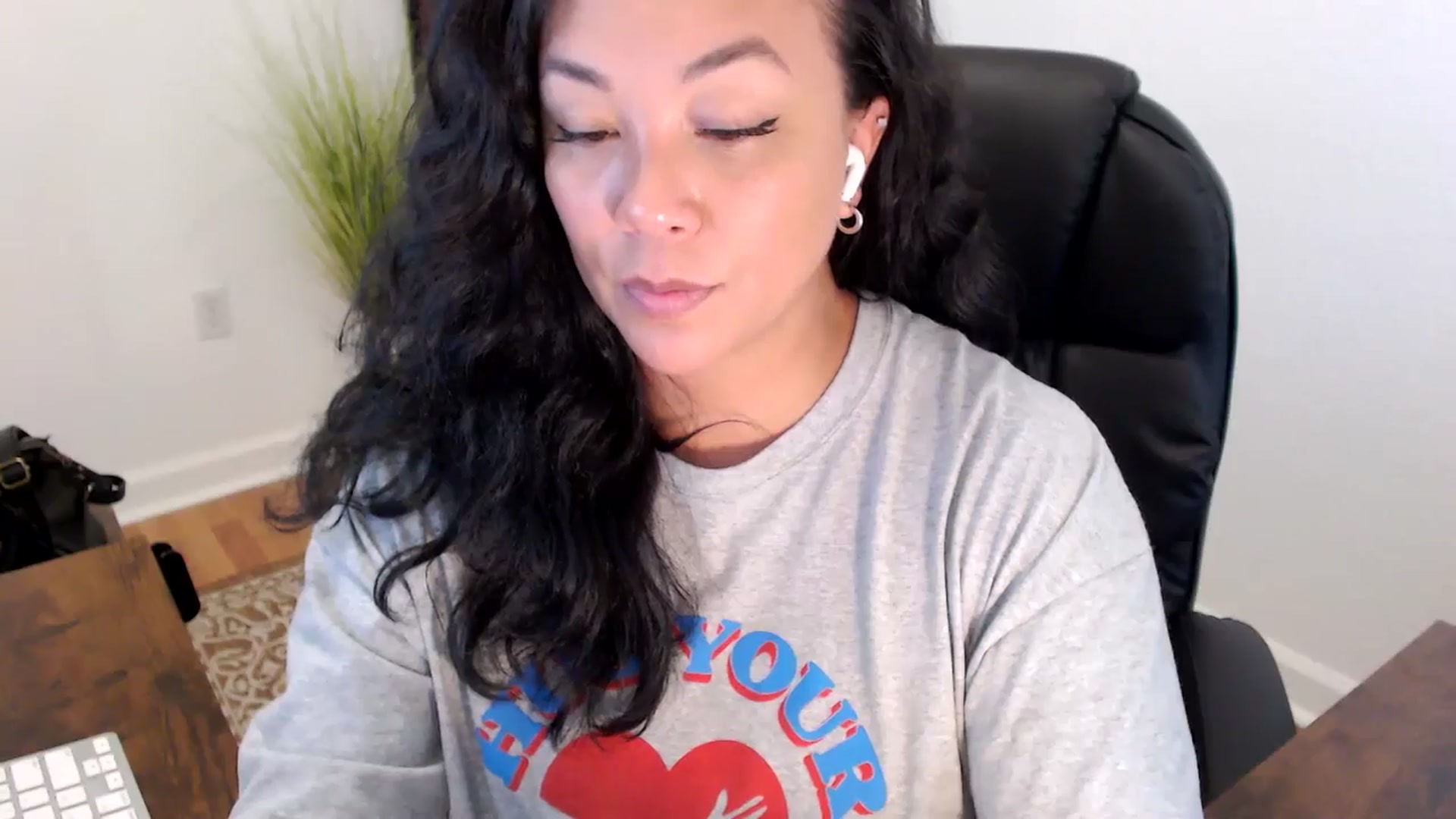 Gallery image thumbnail from MickaylaStar's myfreecams stream on, 05/27/2025, 19:22 image 16 of 20